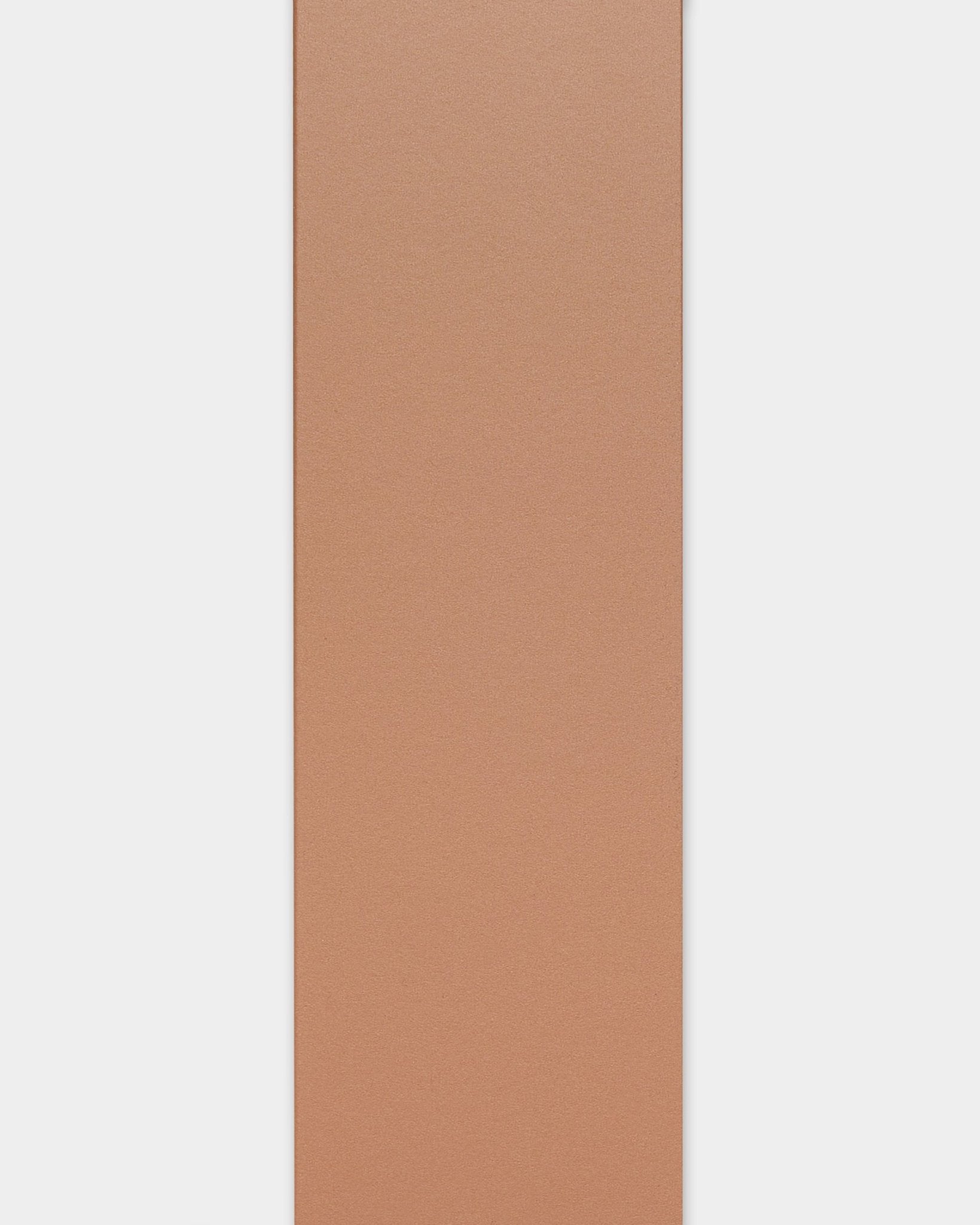 Lamelle Copper-colored, 240 cm, conçue pour la finition des bords Akupanel ou comme pièce de remplacement ; présentée sur fond blanc.