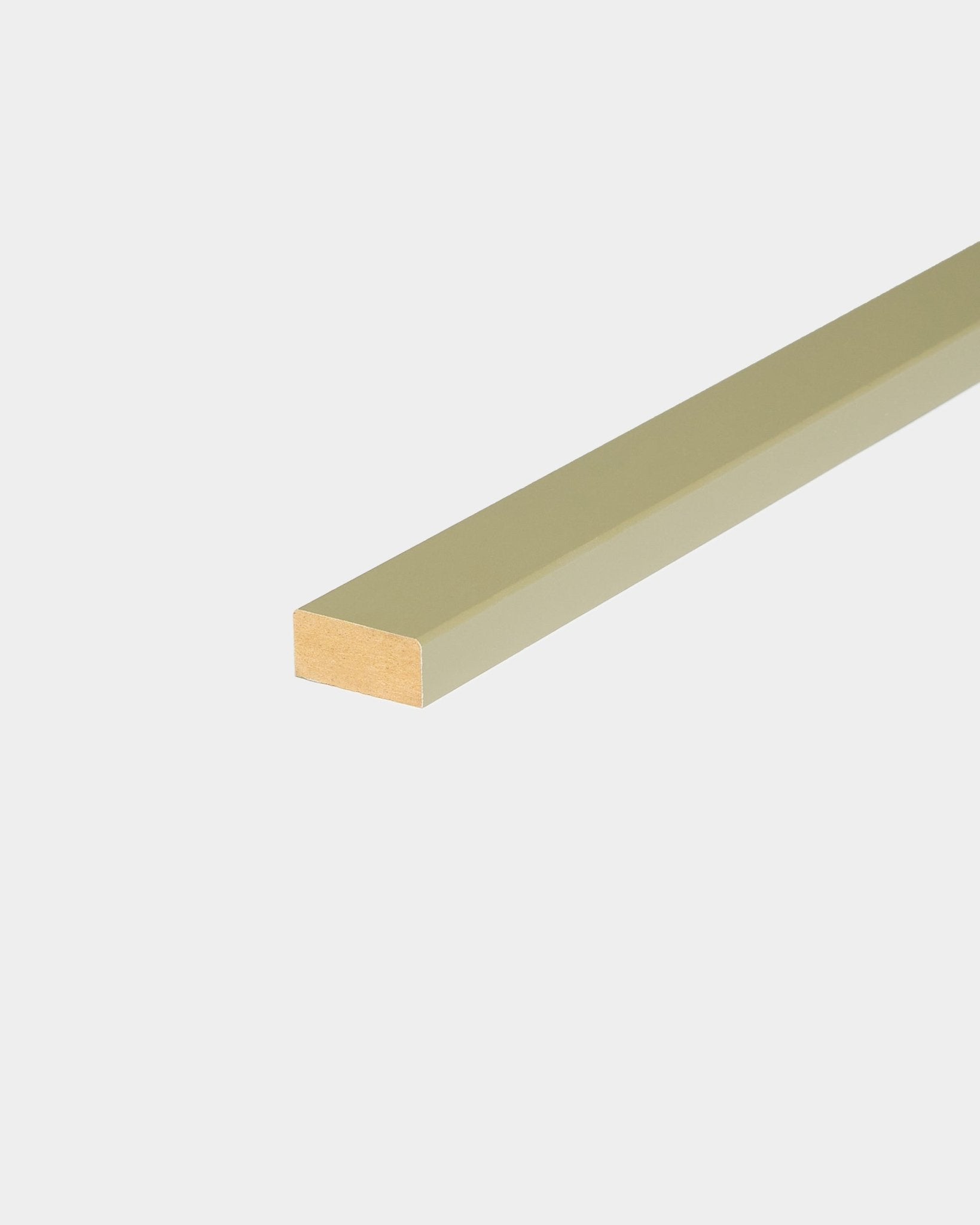 WoodUpp Lamella Moss 240 cm, une finition olive vert clair conçue pour la finition des bords des panneaux acoustiques Nordic sur fond blanc.
