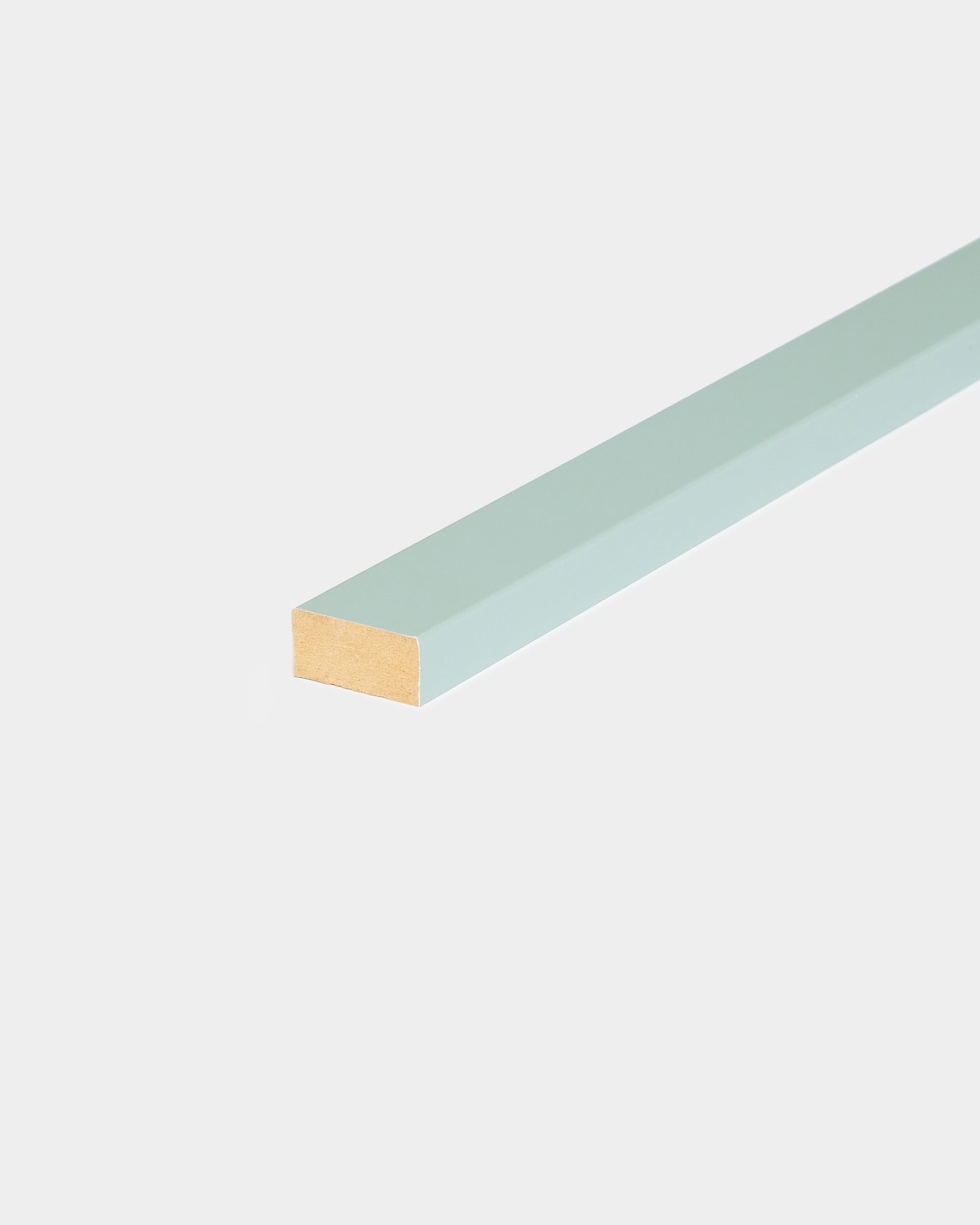 Bande rectangulaire Lamella WoodUpp Akupanel en Cloud, 240 cm, bleu clair, conçue pour la finition des bords ou le remplacement des lattes Panneau acoustique Akupanel.