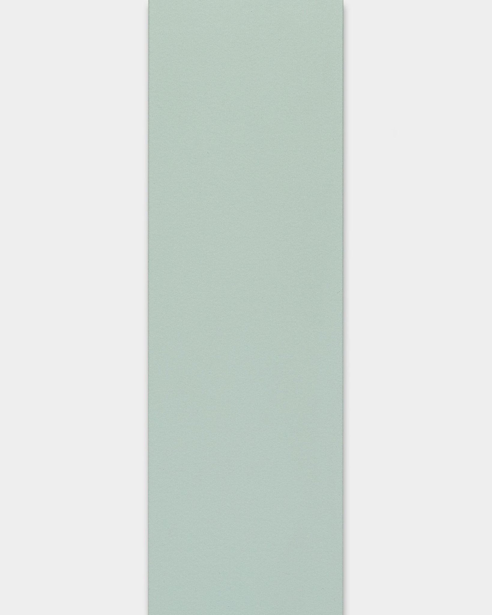 Vertical bleu clair Panneau acoustique à la texture subtile et aux bords nets de la collection Lamella de WoodUpp, présenté sur un fond blanc uni.