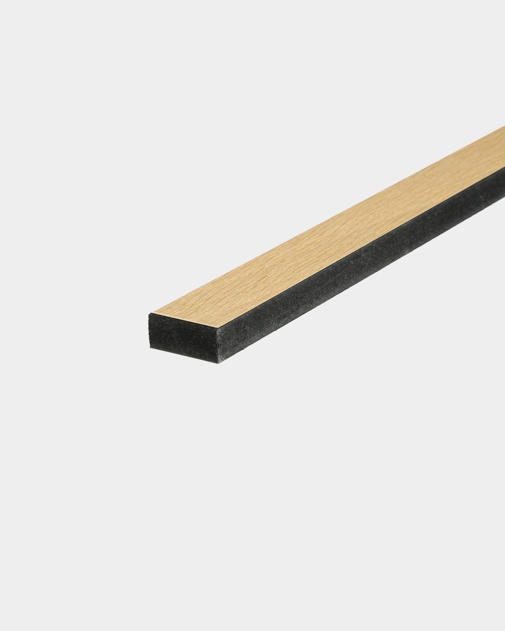 Lamelle WoodUpp Classic Oak, longueur 240 cm, avec support en MDF black ; conçue comme lamelle de rechange pour les panneaux acoustiques ou pour réparer un panneau.