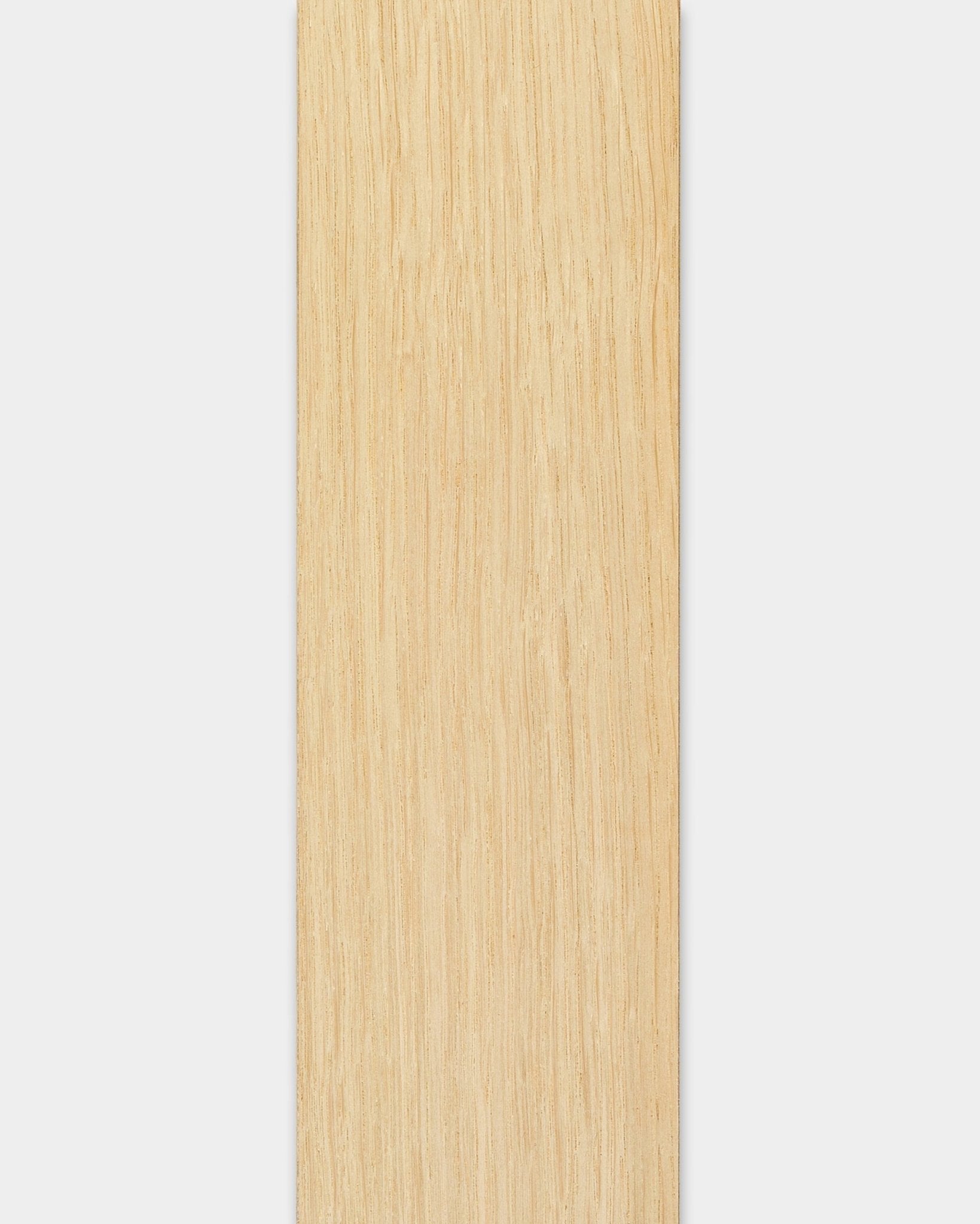 Latte lisse en chêne clair, 240 cm, conçue pour les panneaux acoustiques WoodUpp ; convient comme finition de panneau ou latte de remplacement pour des installations intérieures de style nordique.