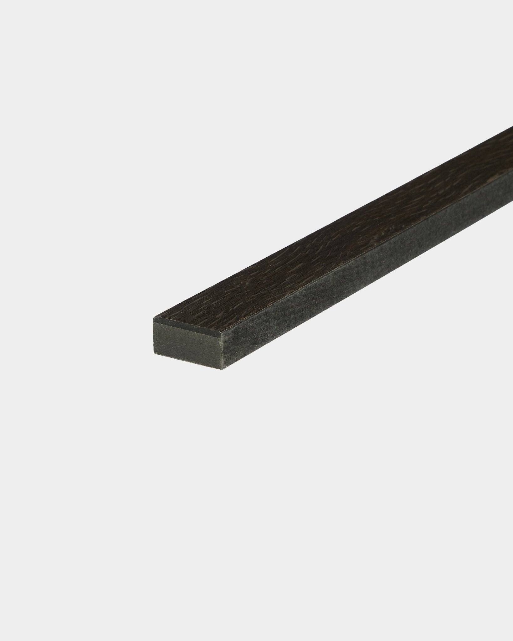 Une latte acoustique WoodUpp Lamella Rustic Smoked Oak de 240 cm, avec une finition d’inspiration nordique, est placée à la verticale sur un fond blanc uni.