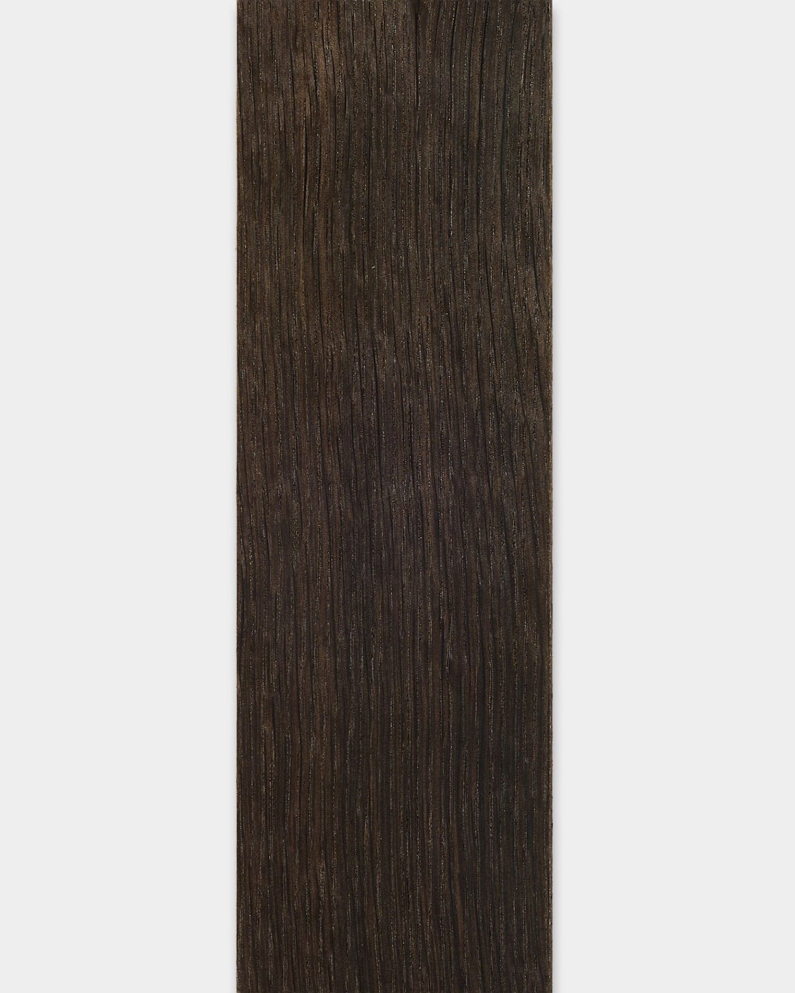 La latte WoodUpp Lamella Rustic Smoked Oak de 240 cm présente un veinage en bois brown vertical foncé ; elle convient pour les finitions de bordure ou pour remplacer des lattes Panneau acoustique.