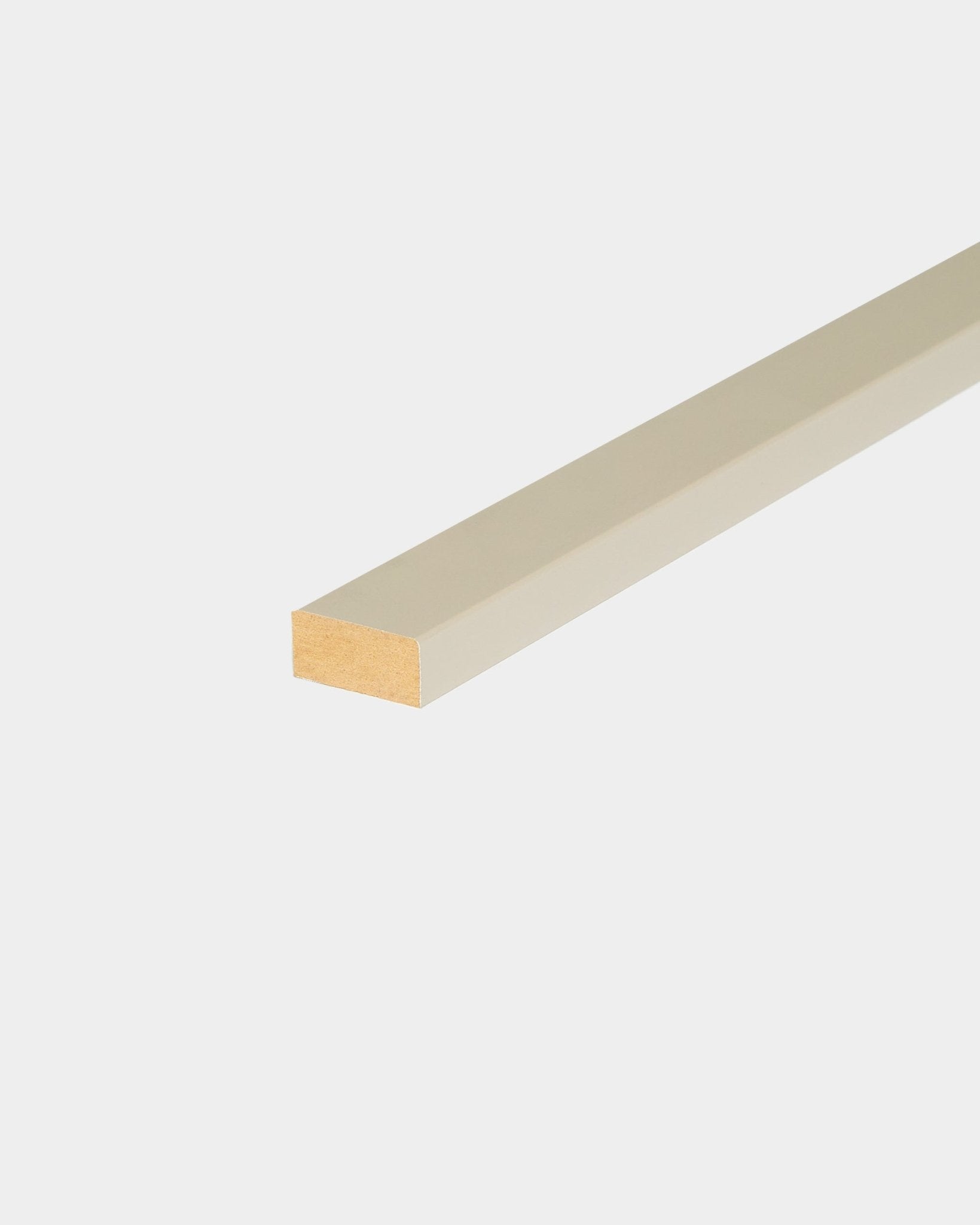Lame WoodUpp Lamella/Stone 240 cm pour la finition des bords de Akupanel, avec une surface lisse en beige et une extrémité visible, conçue pour les installations Nordic Panneau acoustique.