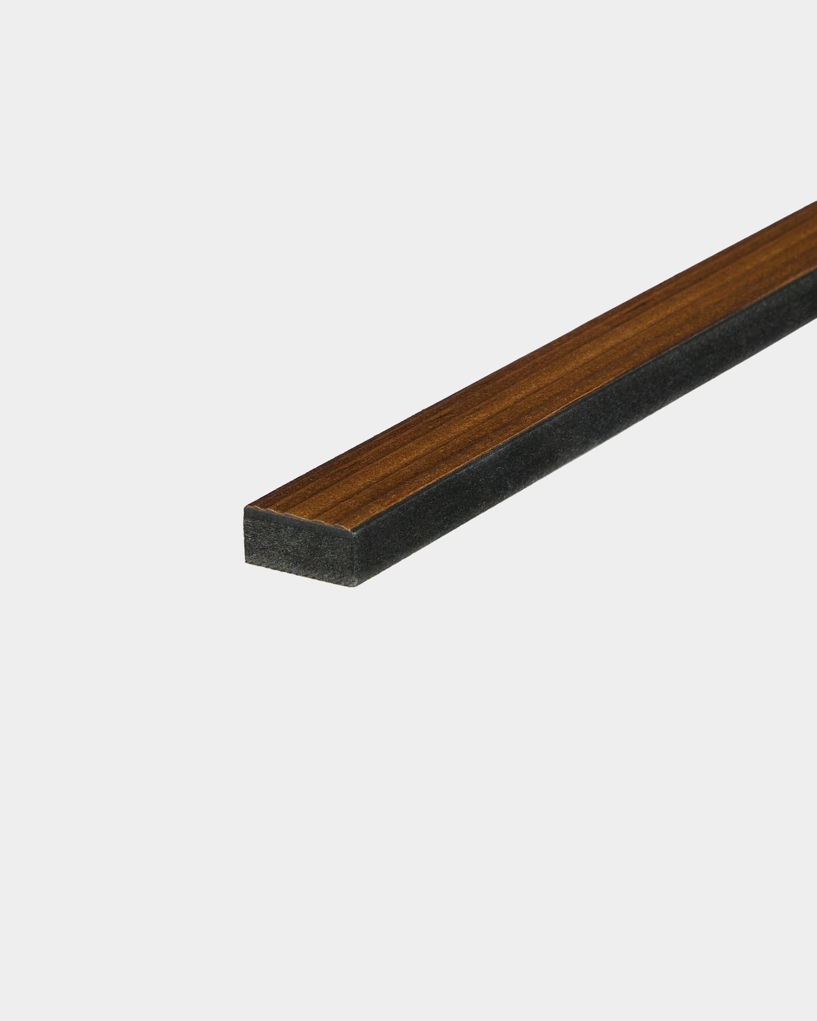 WoodUpp Lamella Rustic Smoked Larch Panneau acoustique, 240 cm, présente une fine latte de bois rectangulaire avec une base sombre et un dessus brown sur fond blanc.
