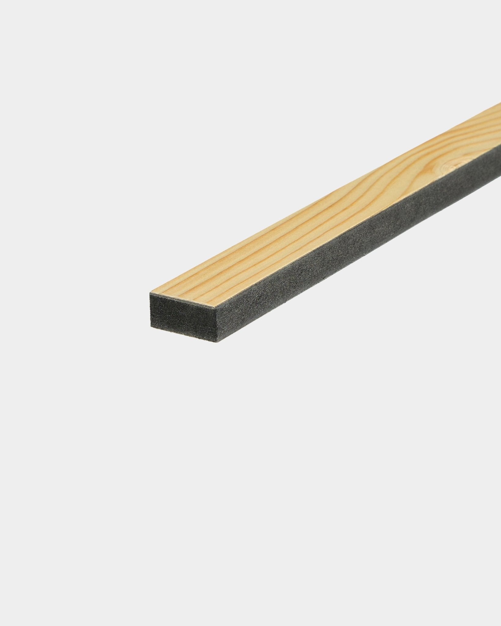 WoodUpp Lamella / Alp, 240 cm — fine latte en bois avec support acoustique en mousse sombre, conçue pour la finition ou le remplacement de lattes Akupanel dans des panneaux de style nordique.