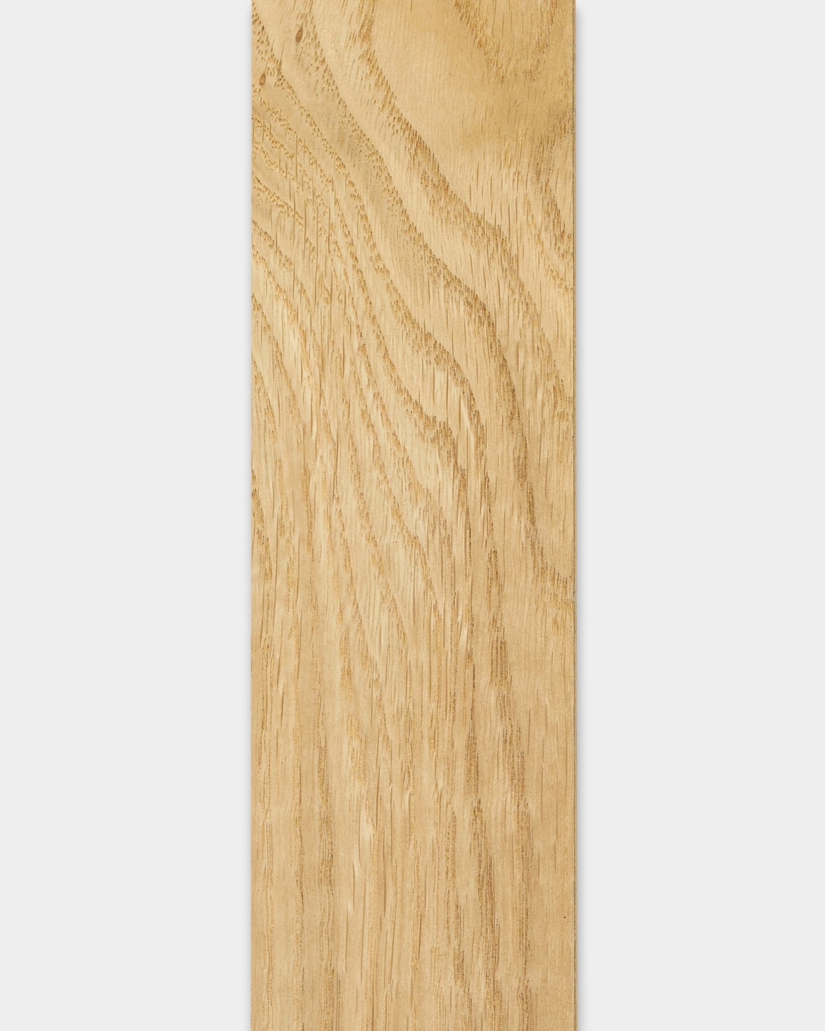 WoodUpp Lamella Rustic Natural Oak, 240 cm, utilisée pour le remplacement de lattes Akupanel Panneau acoustique ou la finition des bords, avec une finition naturelle claire brown.