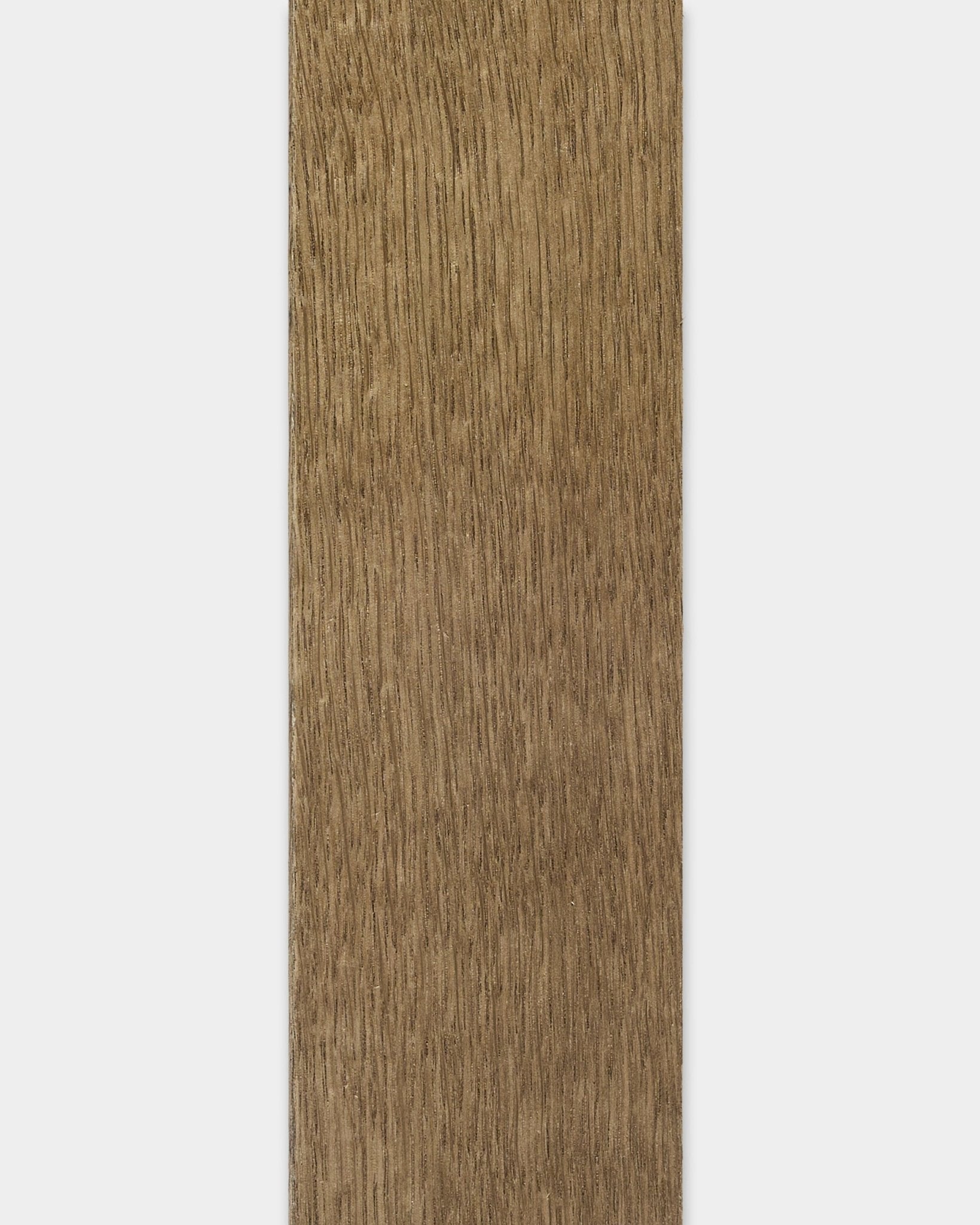 Lamelle WoodUpp Panneau acoustique en Rustic Grey Oak, 240 cm, avec un veinage du bois visible et des bords lisses, sur fond blanc.