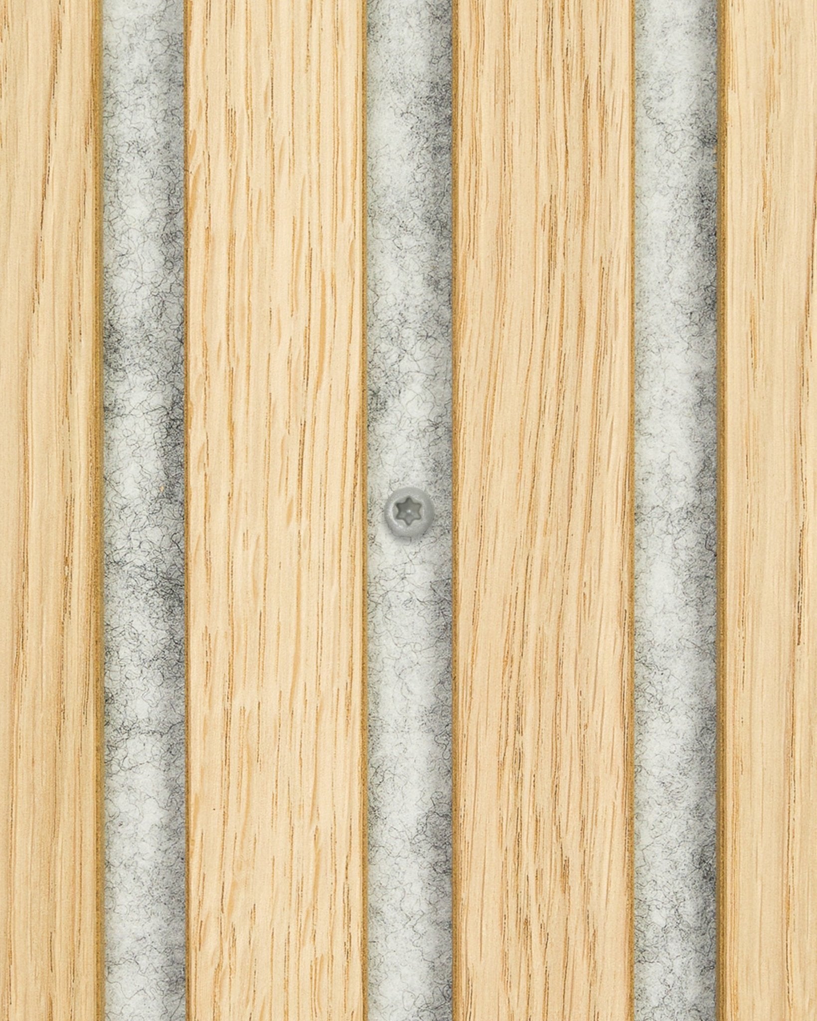 Une vis d’installation WoodUpp est placée au centre de la bande métallique grey, entre les lattes en bois vertical d’un Panneau acoustique. Vendue par lots de 100 pièces.
