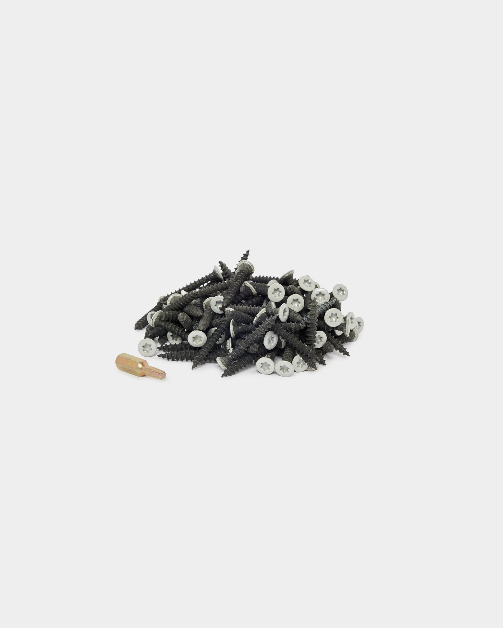 100 vis grey et une cheville en bois clair brown small, composants d’installation WoodUpp, disposés sur un fond blanc uni.