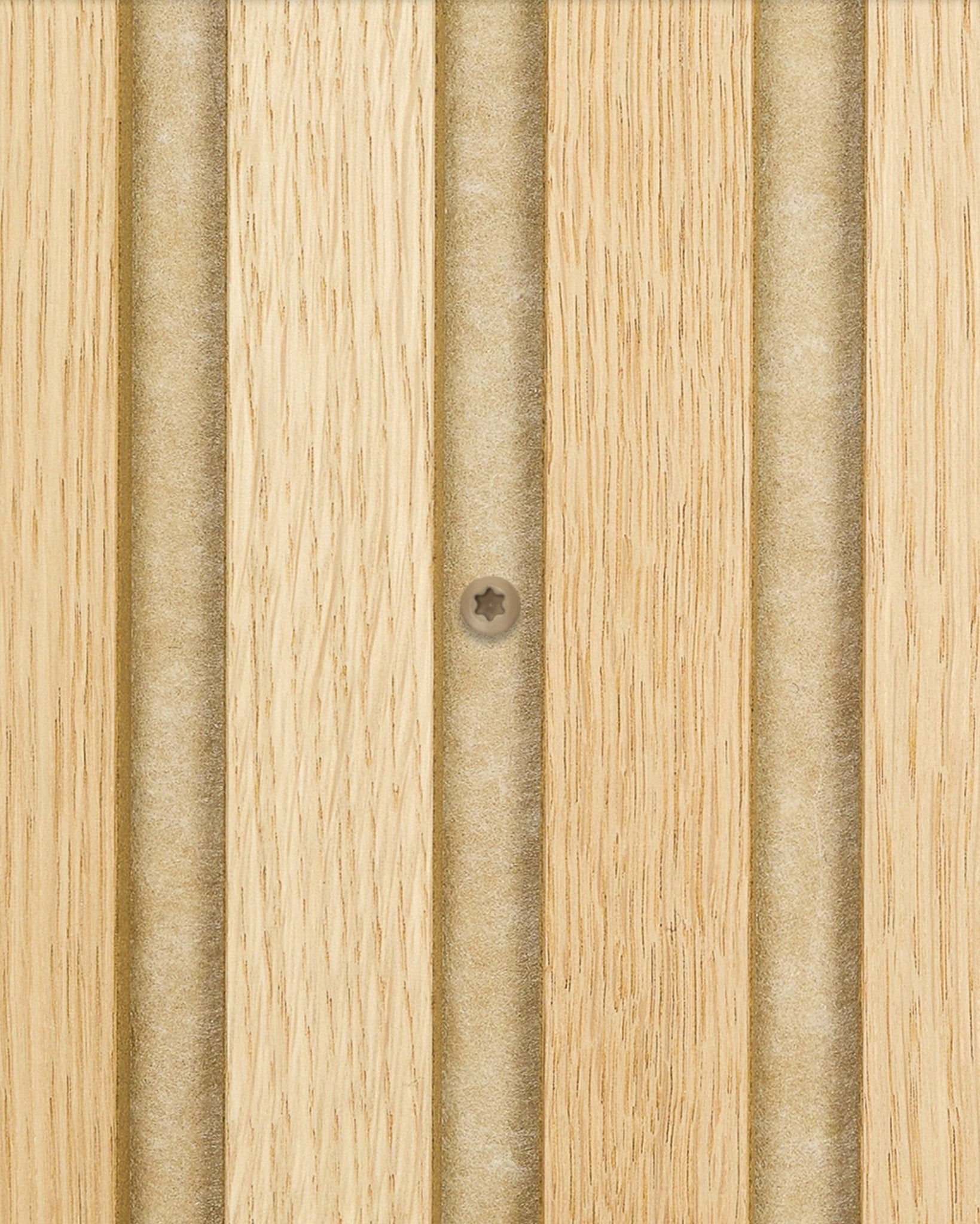 Gros plan sur des vis de pose WoodUpp beige fixant un panneau acoustique en bois clair Akupanel avec des rainures vertical ; la boîte contient 100 pièces.