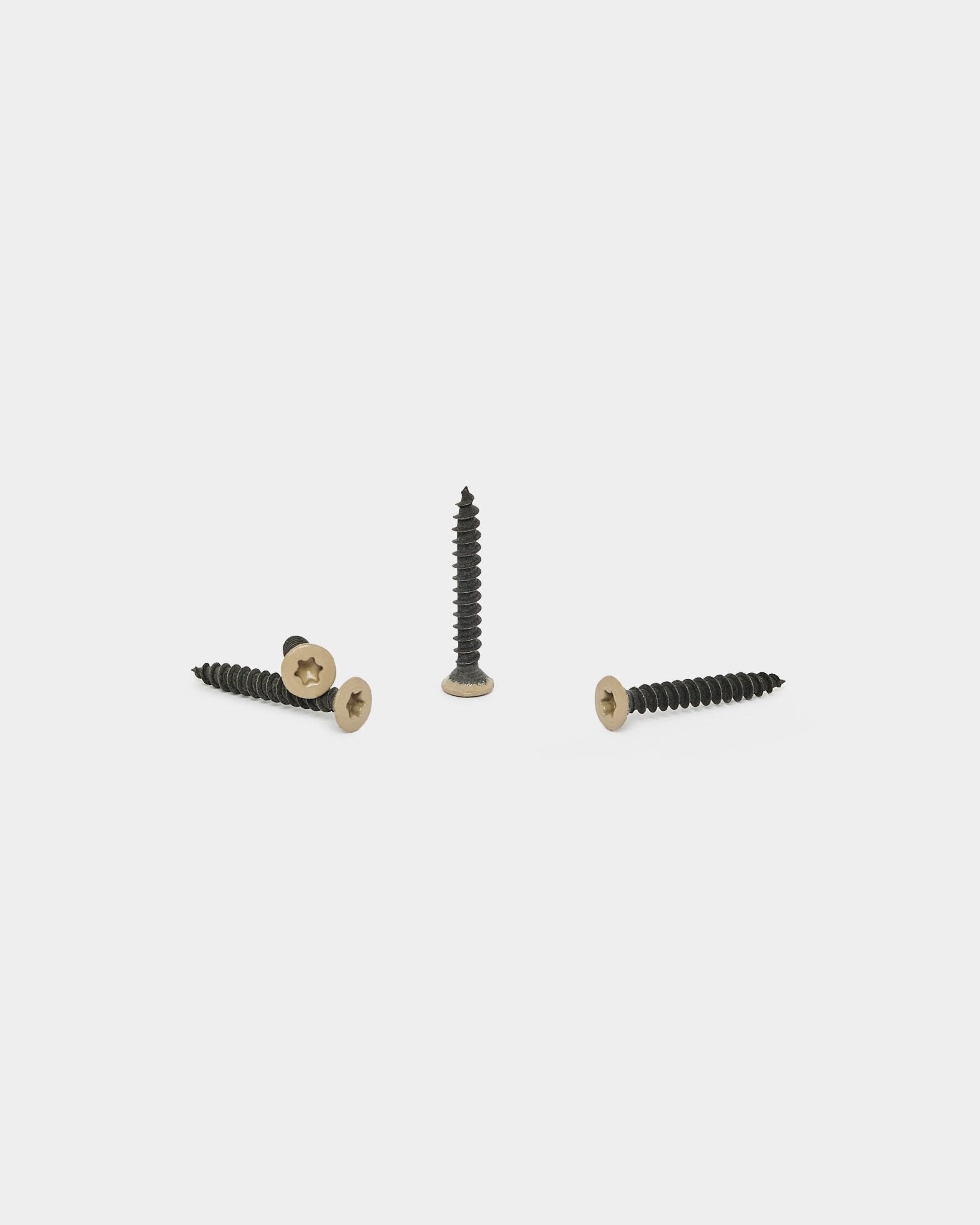 Trois vis WoodUpp beige pour l’installation Panneau acoustique de Akupanel, issues du lot de 100 Installation Products | Screws, présentées sur fond blanc.