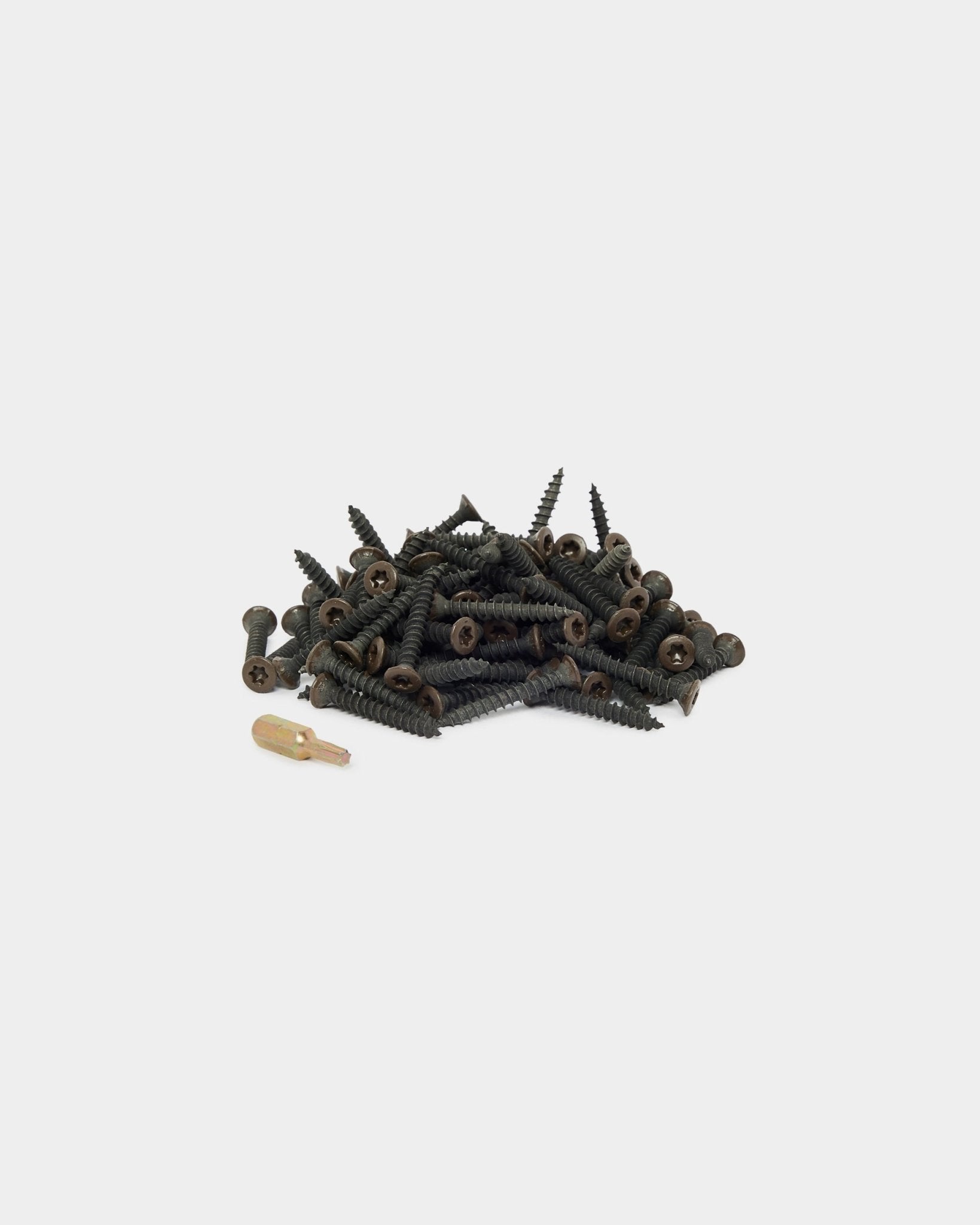 Vis d’installation WoodUpp bronzed brown (100 pcs) et une cheville murale beige présentées sur un fond blanc uni, conçues pour l’installation Panneau acoustique.