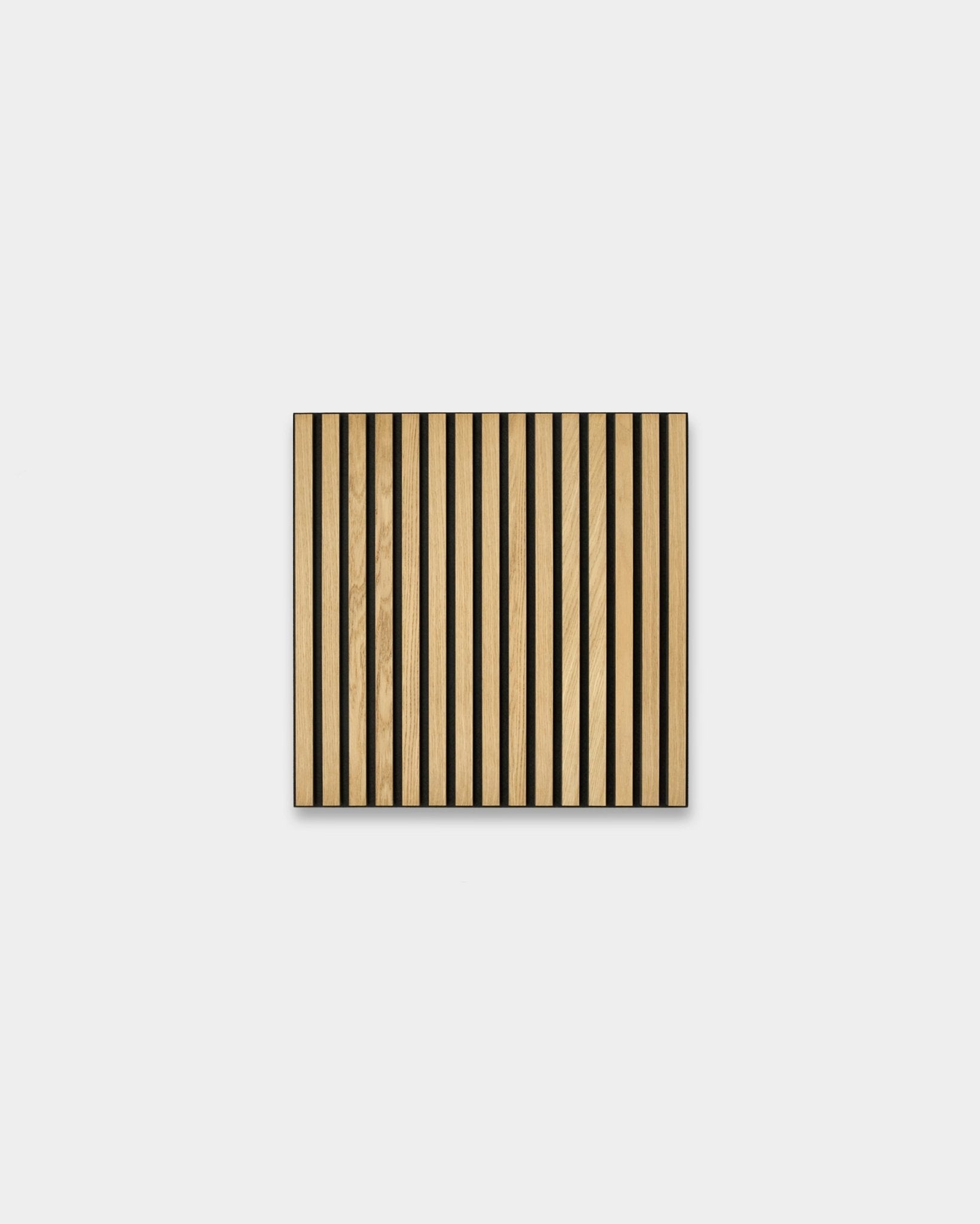 Akupixel Panneau acoustique de WoodUpp, avec des rayures alternées vertical en placage chêne classique et feutre black sur MDF black, 60x60 cm, design scandinave.