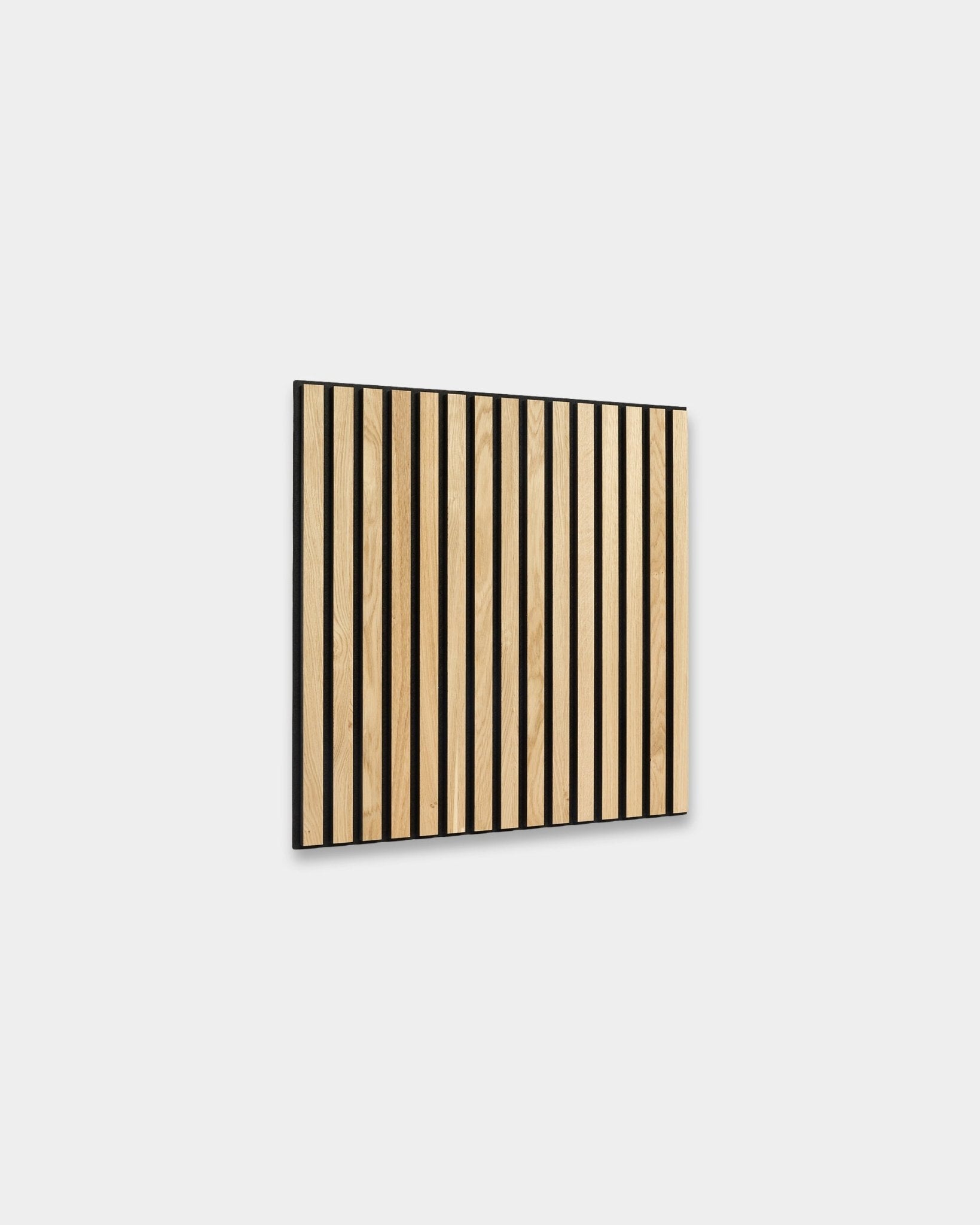 WoodUpp Akupixel Rustic Natural Oak Panneau acoustique, 60x60 cm, avec vertical chêne et des lattes black sur fond gris clair, pour les intérieurs nordiques.