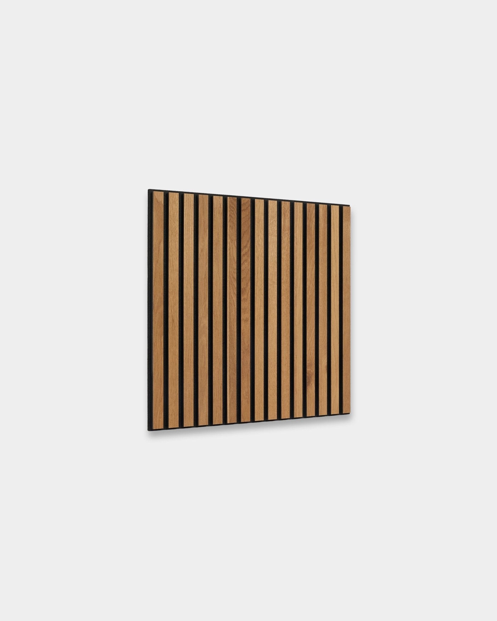 WoodUpp Akupixel Rustic Brown Oak 60x60cm Panneau acoustique avec des lattes vertical et des espacements black, présenté sur un mur intérieur nordique gris clair.