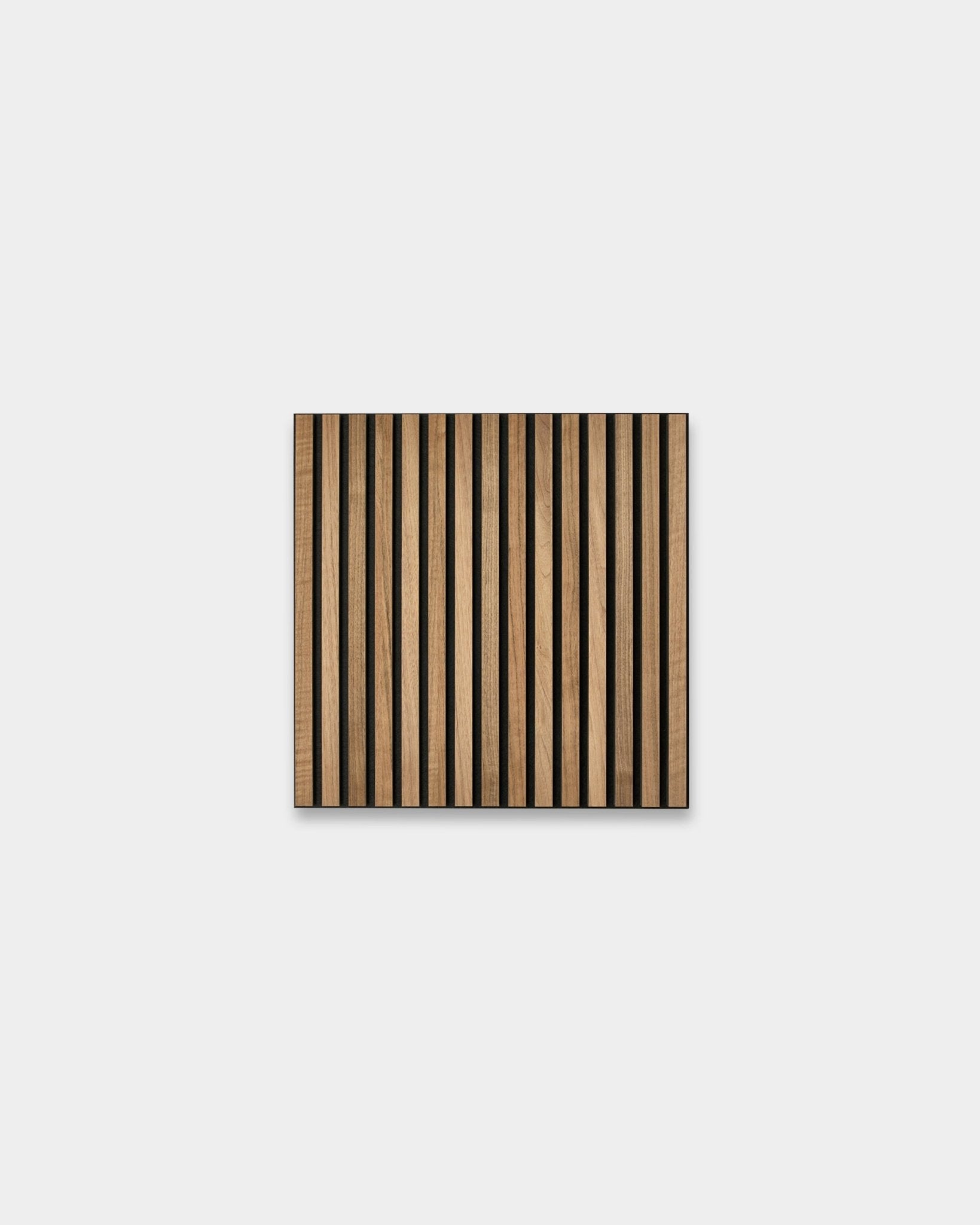 WoodUpp Akupixel Panneau acoustique en noyer, 60 x 60 cm, présente un design scandinave à lattes avec des rayures alternées en bois clair et foncé sur une base grise.