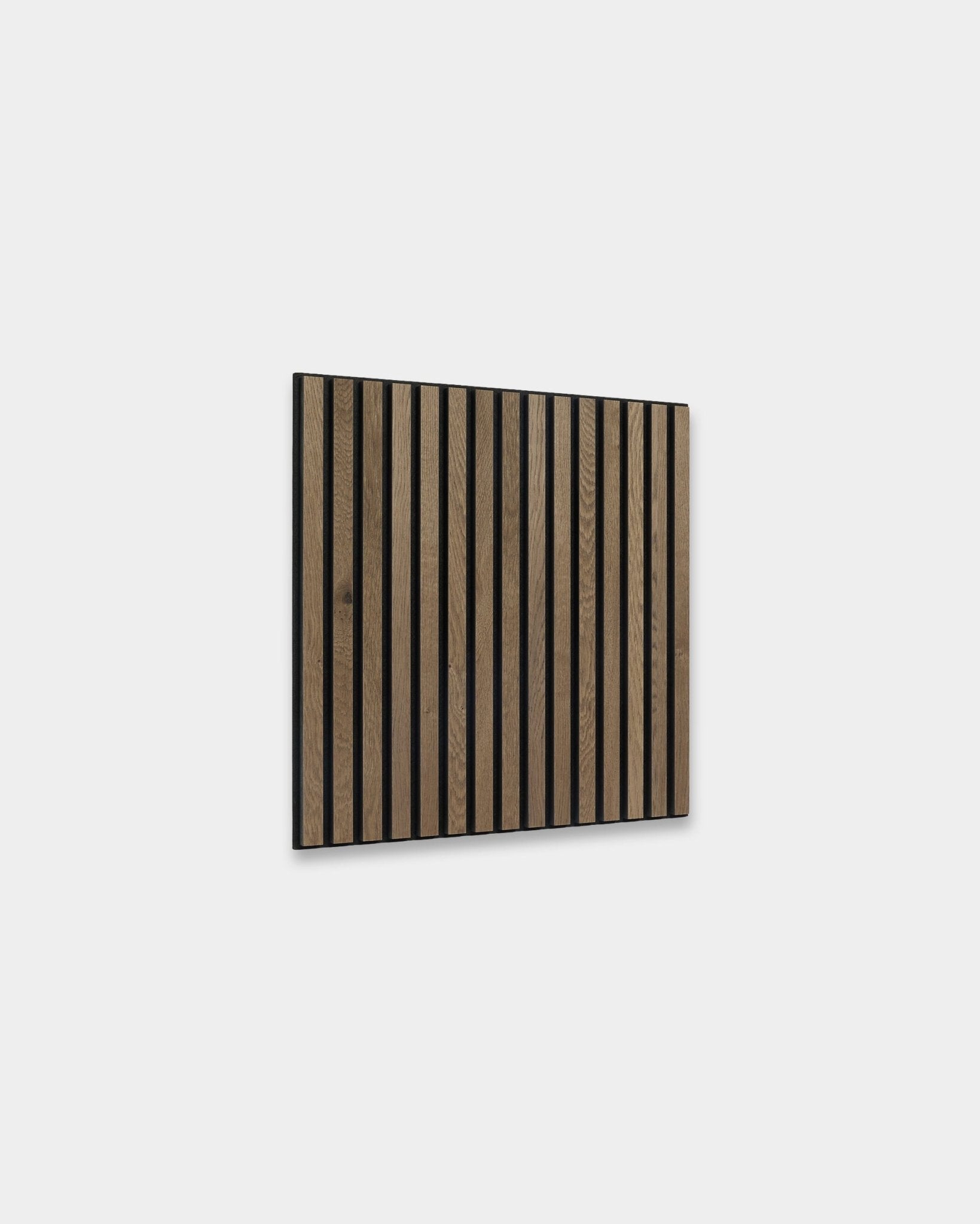 WoodUpp Akupixel Panneau acoustique en grey oak, 60x60 cm, avec des lattes brown foncées vertical dans un style scandinave sur un mur gris clair.