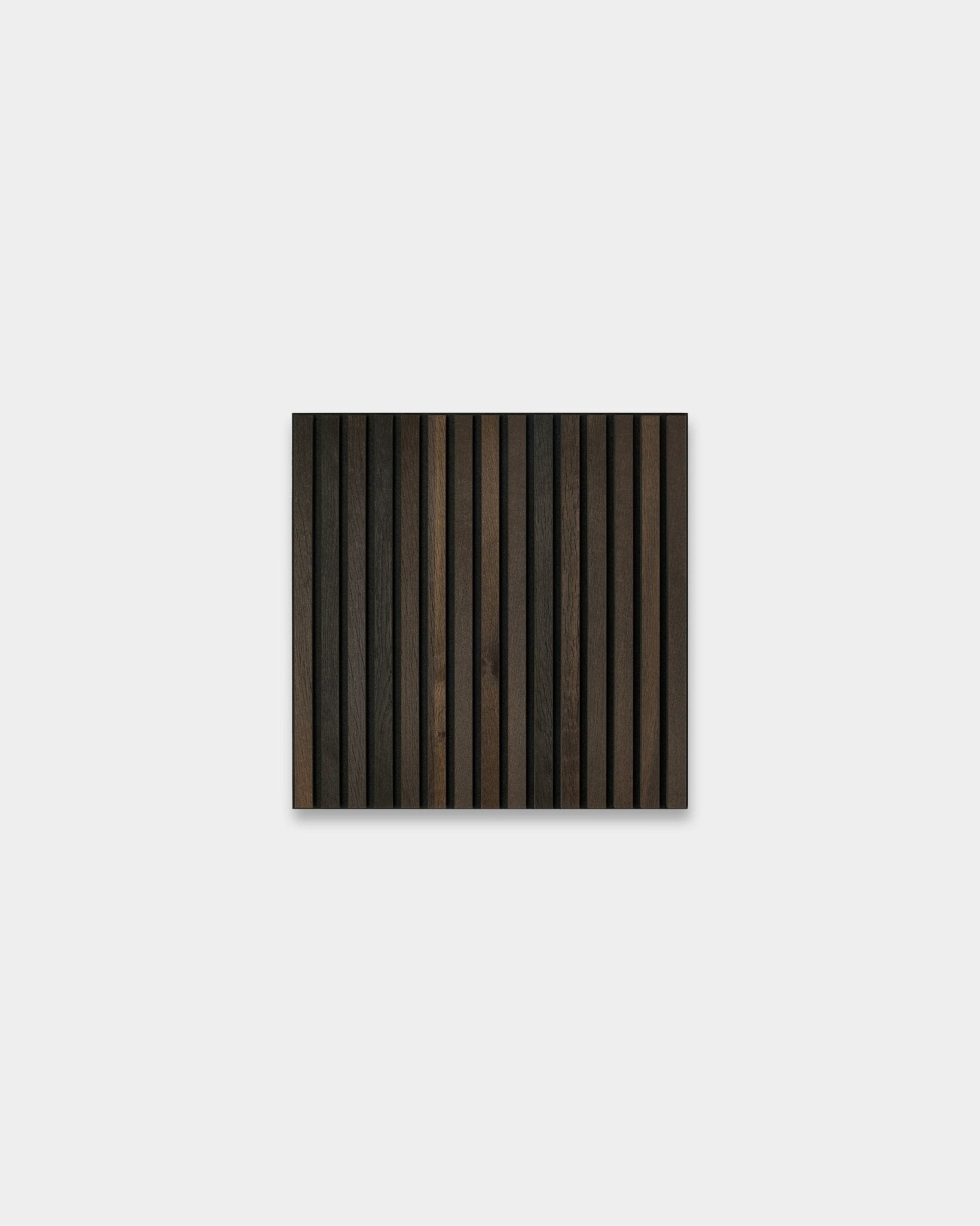 WoodUpp Akupixel Smoked Oak Panneau acoustique, 60x60 cm, rectangulaire, avec des lattes en bois brown foncées et claires sur un fond gris clair de style scandinave.