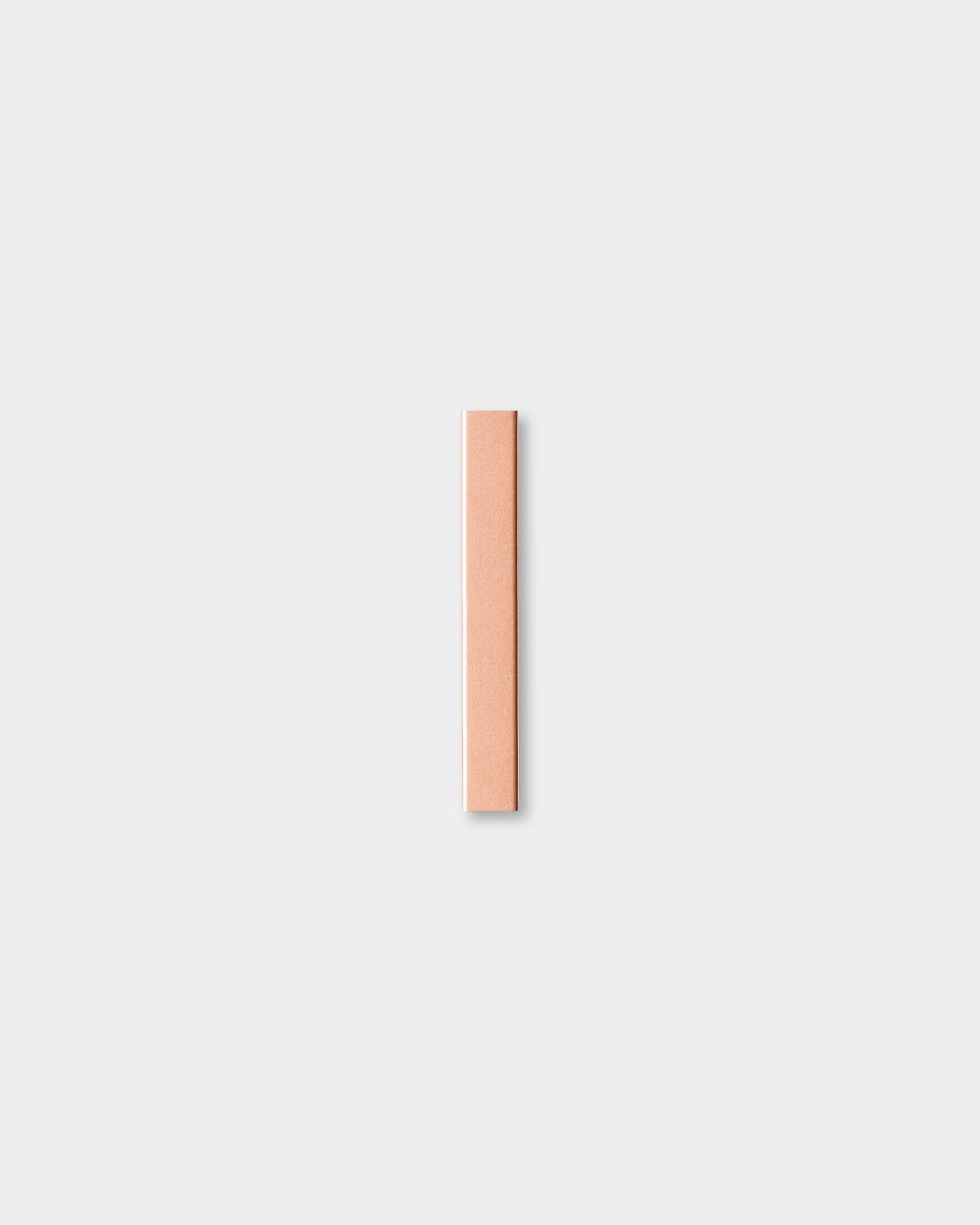 Le panneau acoustique en bois The Liva | Cover / Copper de WoodUpp, de 20 cm, est centré sur un fond gris clair uni.