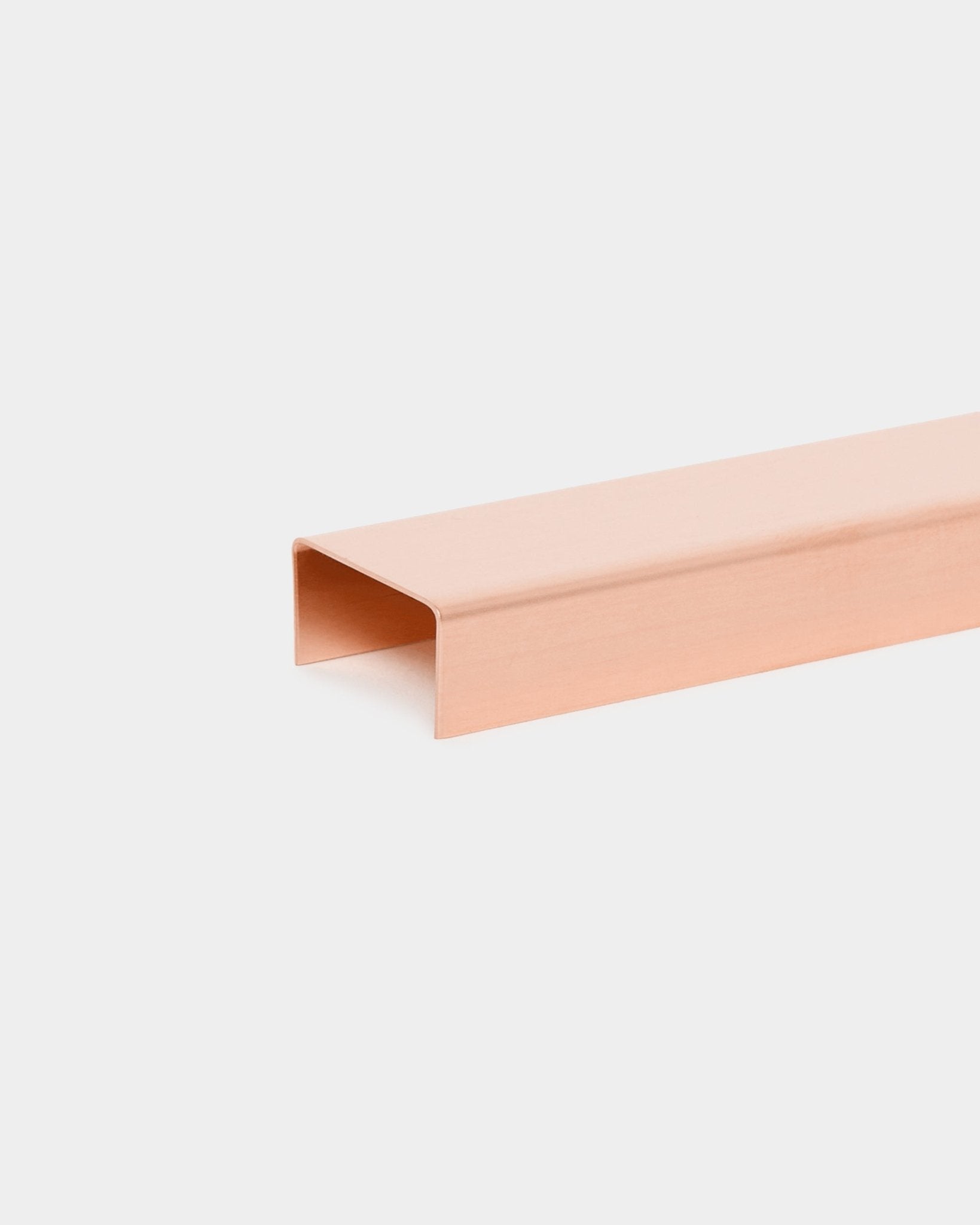 Le Liva | Cover / Copper, 60 cm de WoodUpp est un Panneau acoustique en métal copper-colored, conçu comme accent décoratif sur des murs blancs.