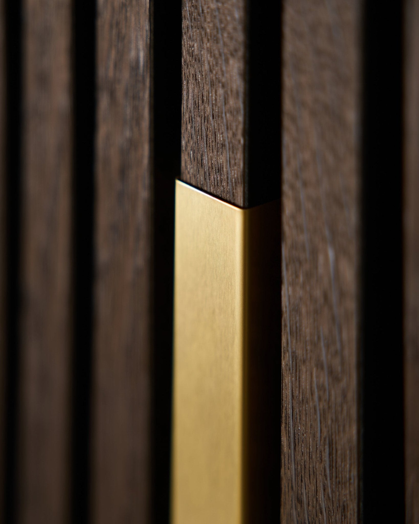 Gros plan sur Liva | Cover / Brass, 120 cm de WoodUpp — un Panneau acoustique vertical avec finition dorée mate, conçu pour des applications murales décoratives.