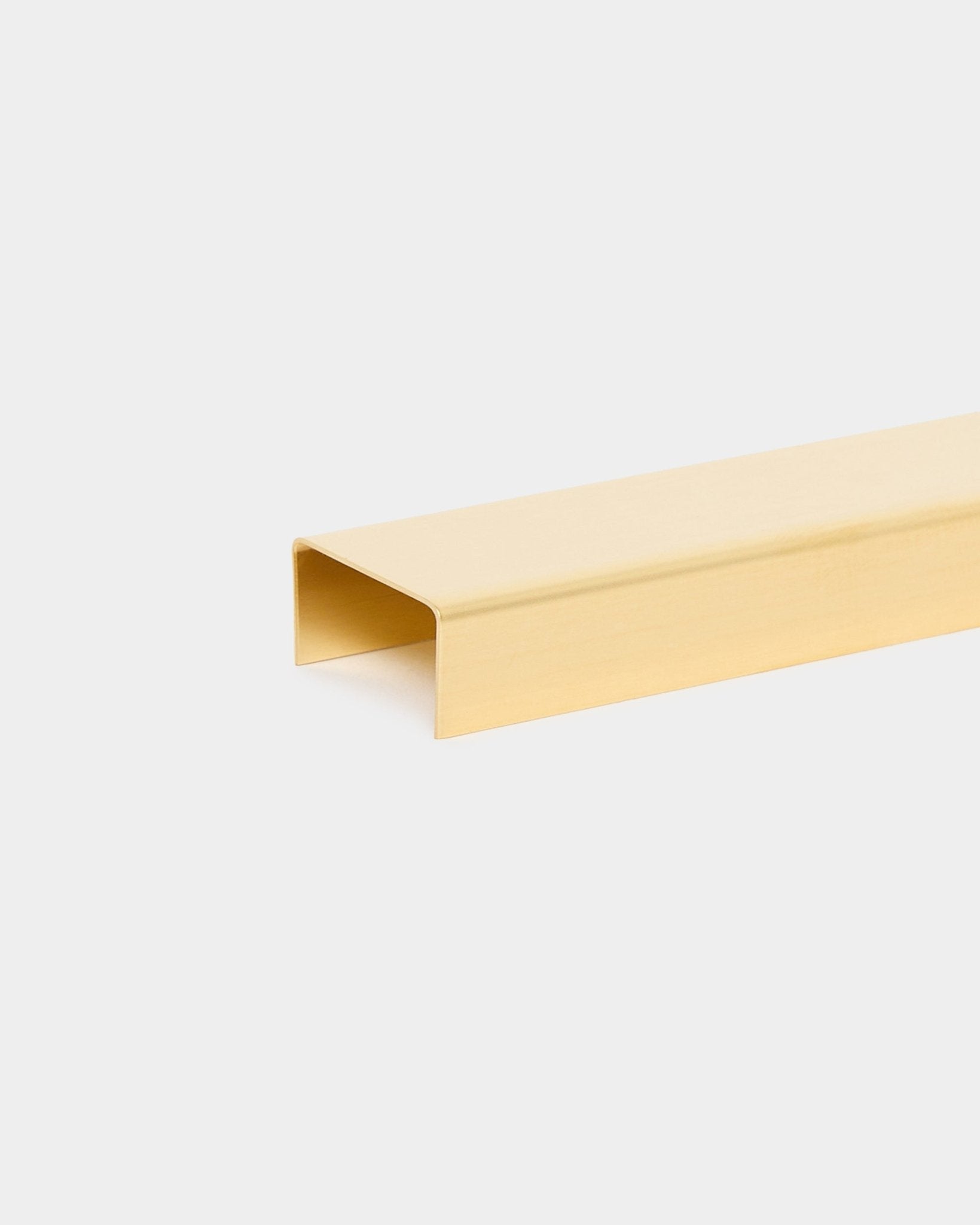 Le Cover Liva en brass, 20 cm, de WoodUpp est un profilé métallique doré en U conçu comme cache de finition pour les panneaux acoustiques en bois Akupanel.
