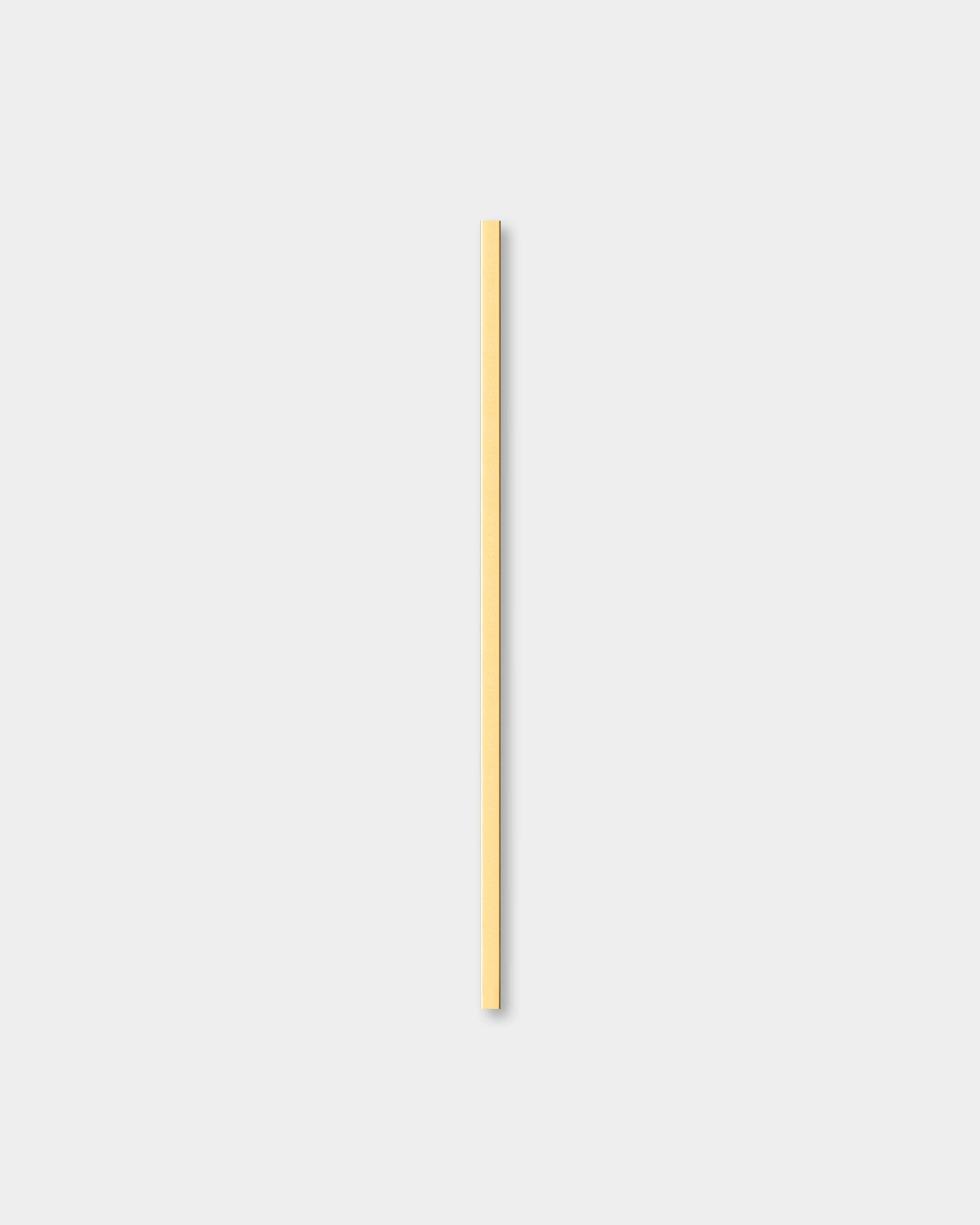 Le Liva | Cover / Brass, 120 cm Panneau acoustique de WoodUpp est présenté sur un fond uni gris clair, mettant en valeur son design nordique minimaliste.