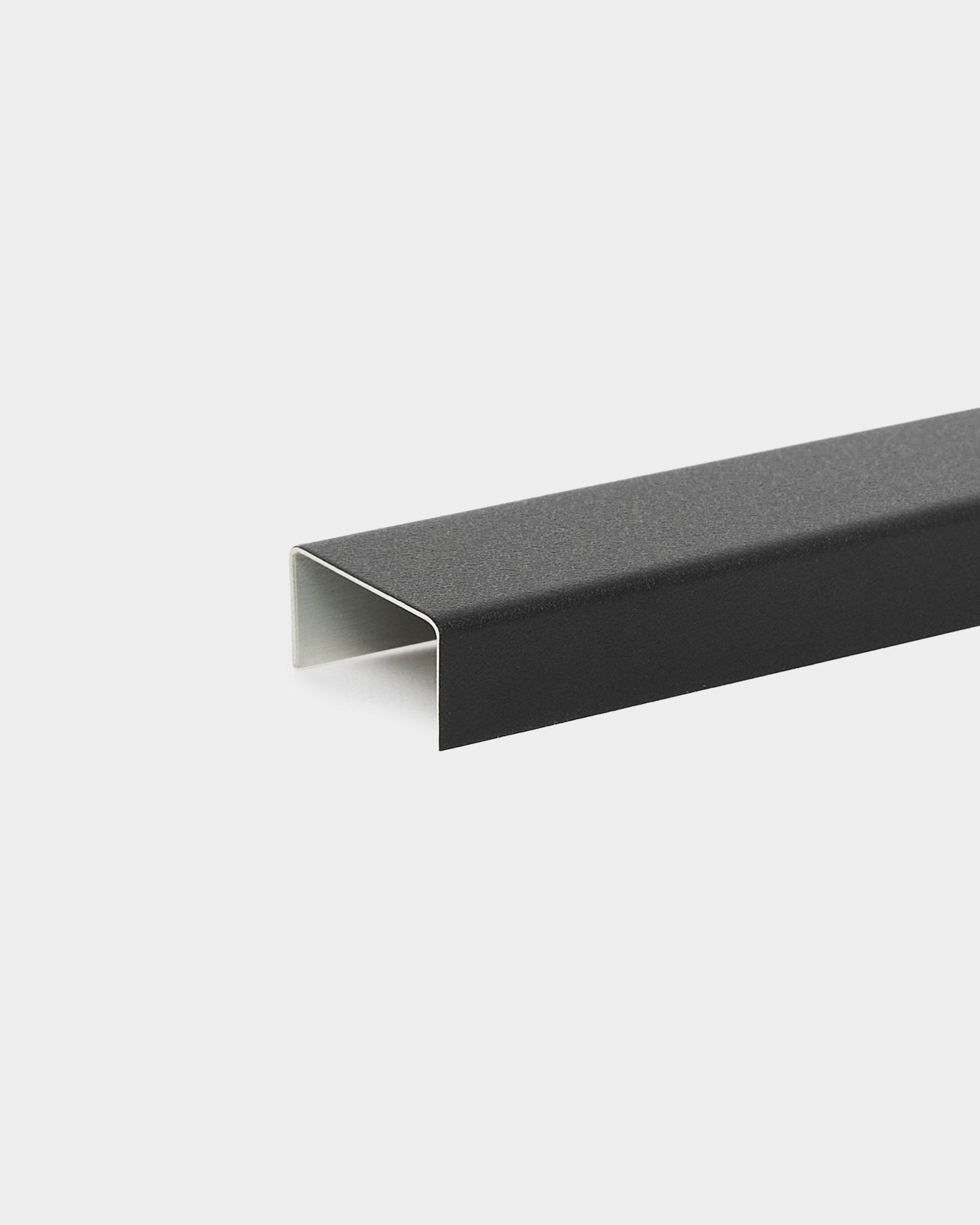 Le cache en U Liva, en aluminium black (120 cm), par WoodUpp, conçu pour les panneaux acoustiques Akupanel, présenté sur un fond blanc uni.
