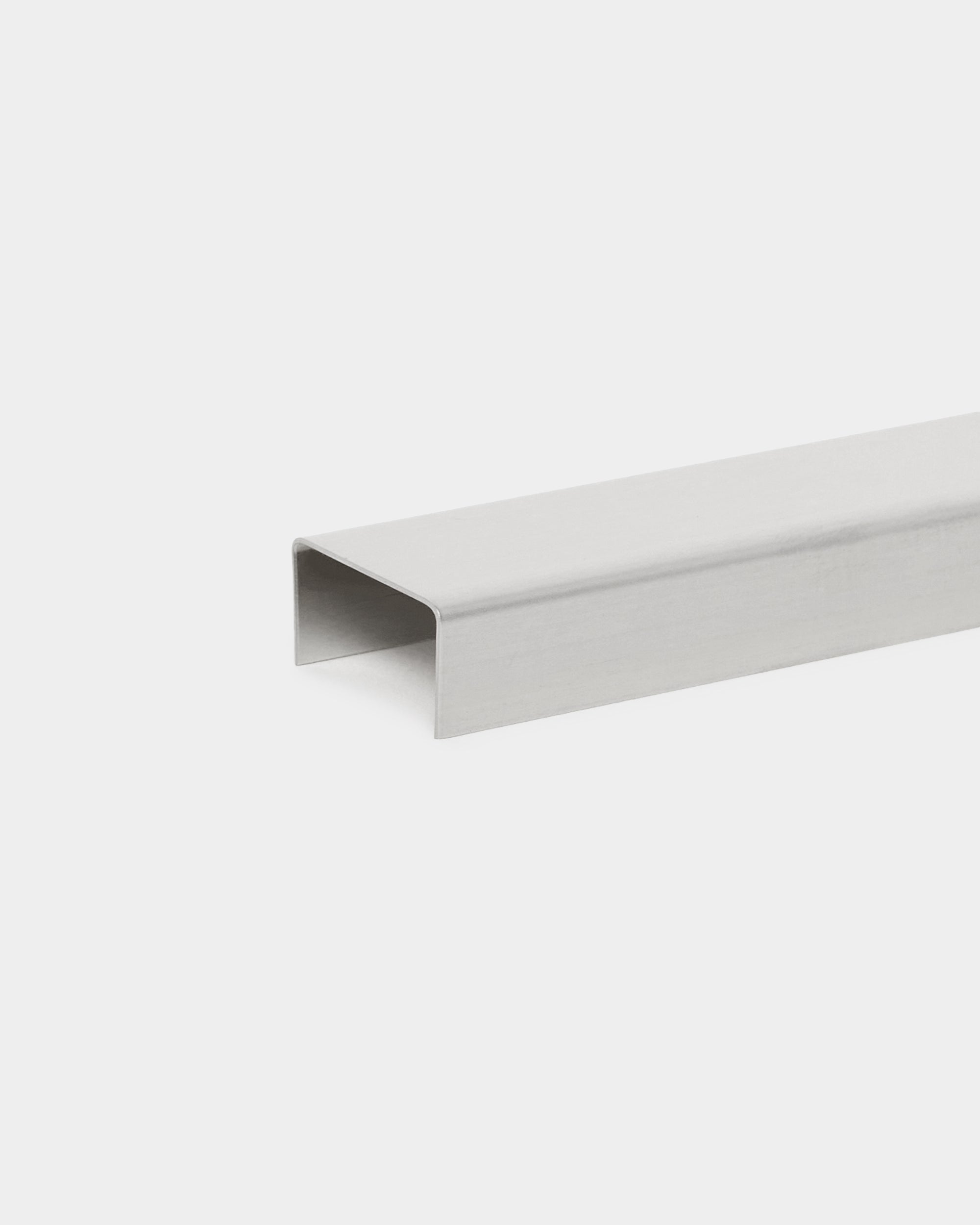 Le Liva | Cache de WoodUpp est un profilé en U poli steel de 120 cm, conçu pour être utilisé avec des panneaux muraux en métal ou comme accessoire pour les installations Panneau acoustique.