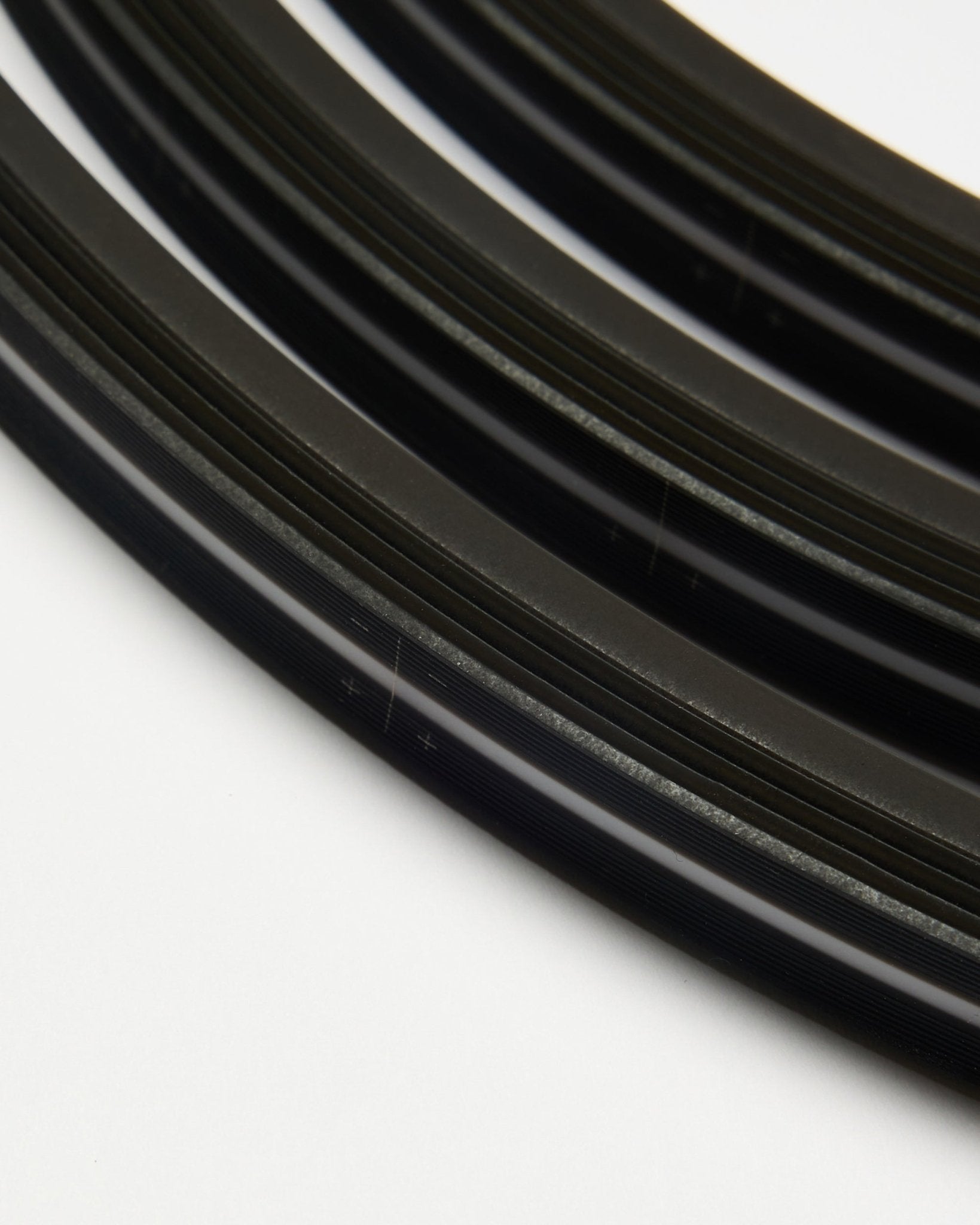 Détail de la bande LED Lumi en black, 240 cm, lot de 4 par WoodUpp, conçue pour s’intégrer aux panneaux acoustiques Akupanel ou à d’autres installations LED.