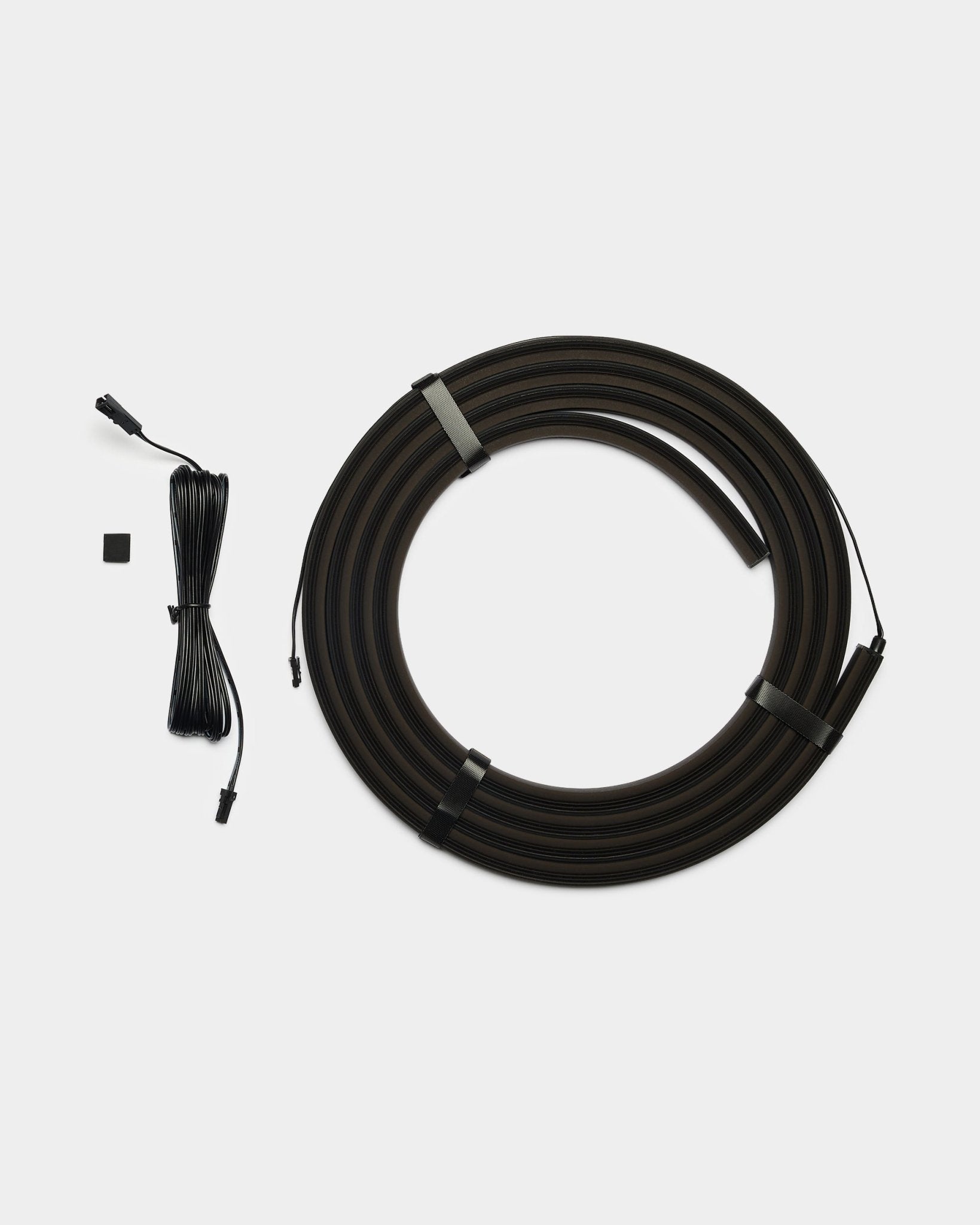 WoodUpp Lumi bande LED 300 cm black avec connecteurs, compatible Philips Hue, comprend un long câble black et une pièce de connexion rectangulaire small black.