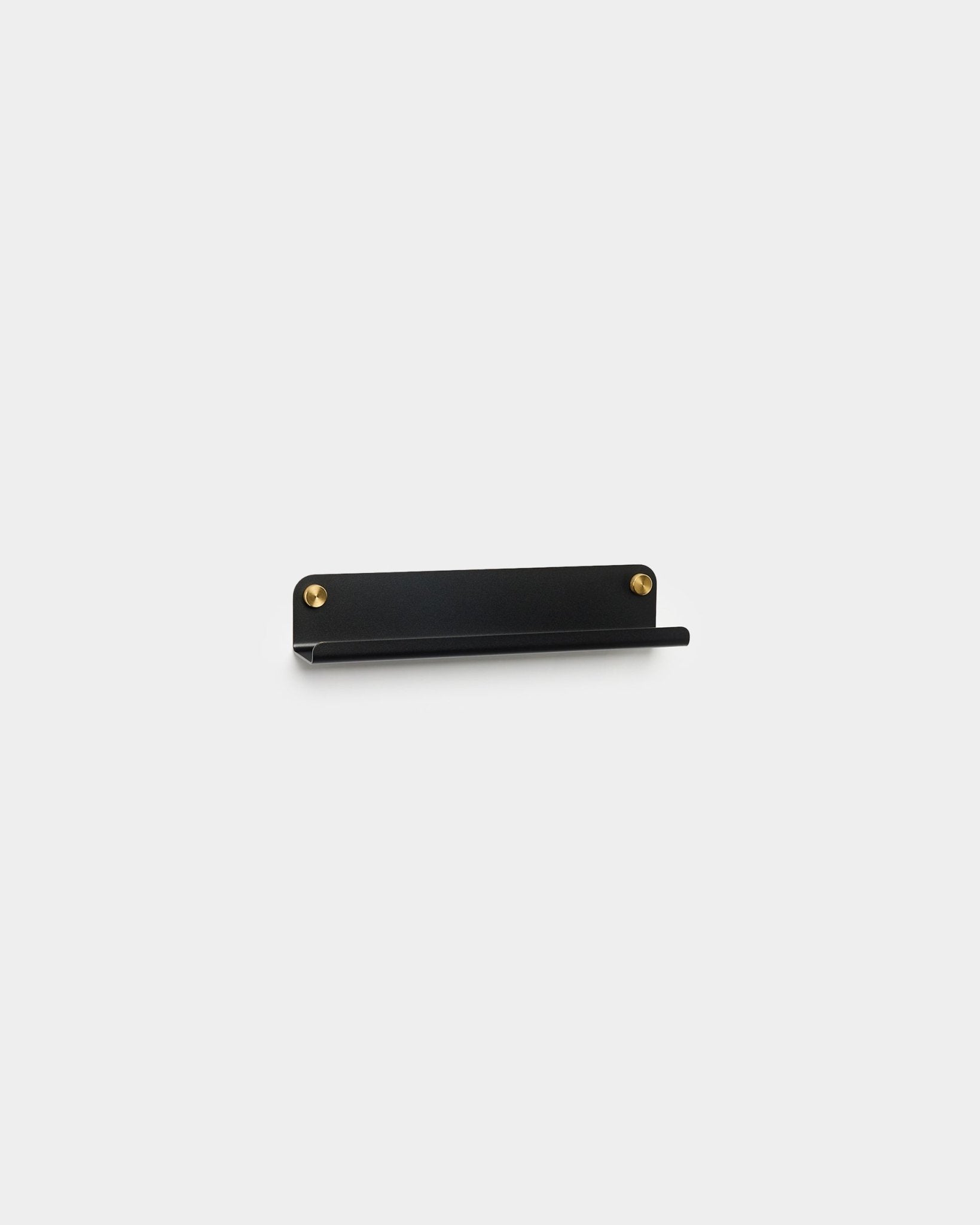 Étagère étroite WoodUpp Norr en black, largeur 35,9 cm, avec deux vis de fixation dorées, sur fond gris clair.