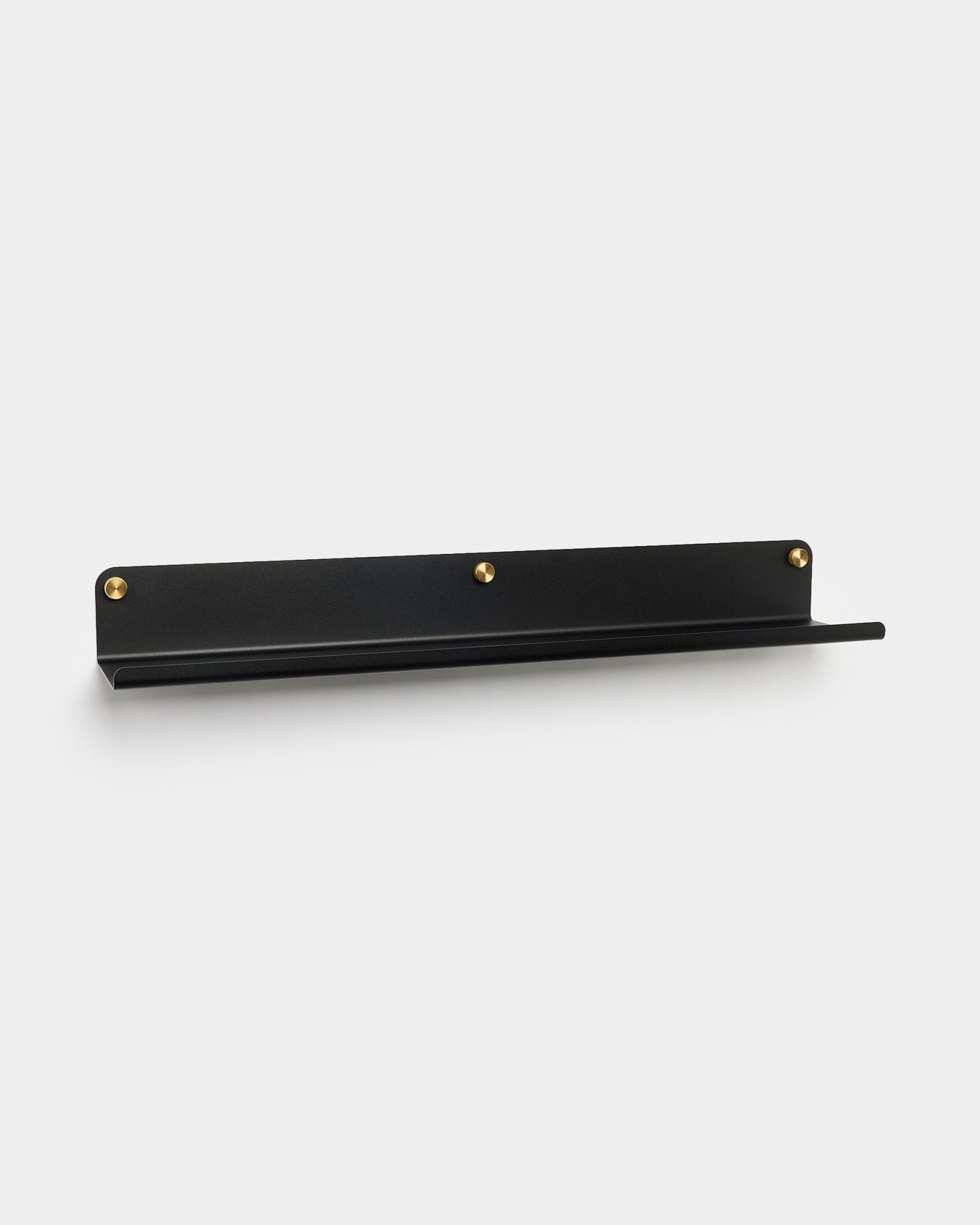 L’étagère large Norr en black (75,9 cm) de WoodUpp, en steel galvanisé avec trois vis dorées, accessoire pour Akupanel, est présentée sur un fond blanc uni.