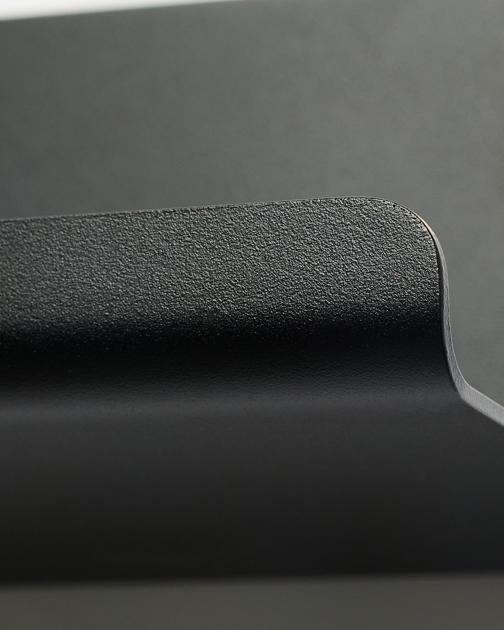 Norr | Étagère large de WoodUpp en black, 75,9 cm, avec bord courbé texturé et design nordique minimaliste sur fond gris lisse.