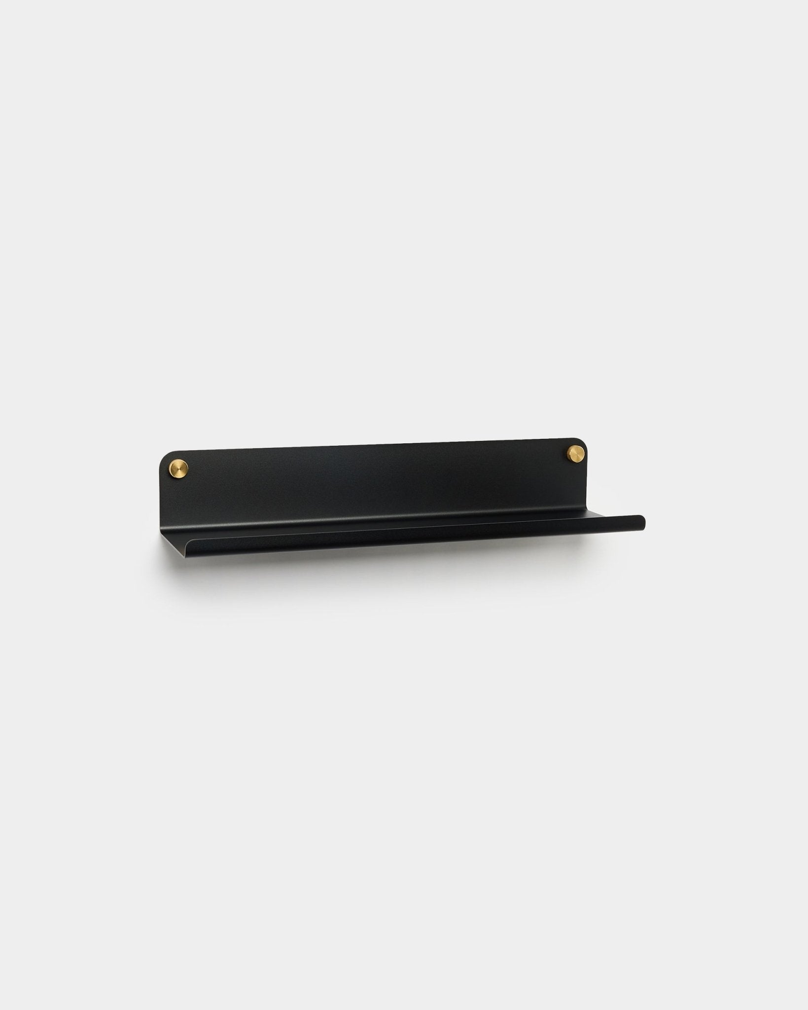 L’étagère large WoodUpp Norr en black, 51,9 cm, présente un design minimaliste en métal thermolaqué et se fixe avec des vis dorées, en parfaite harmonie avec les systèmes Akupanel.