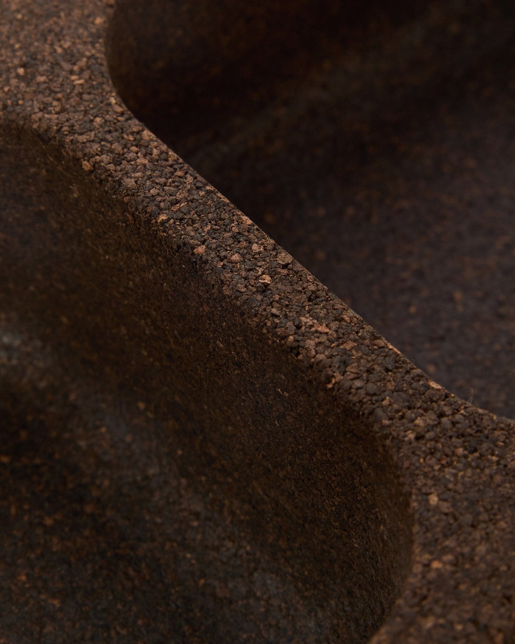 Gros plan sur l’accessoire WoodUpp Norr Key Tray en liège fumé (35,9 cm), montrant une surface brown texturée aux reliefs doux et arrondis, dans un design nordique.