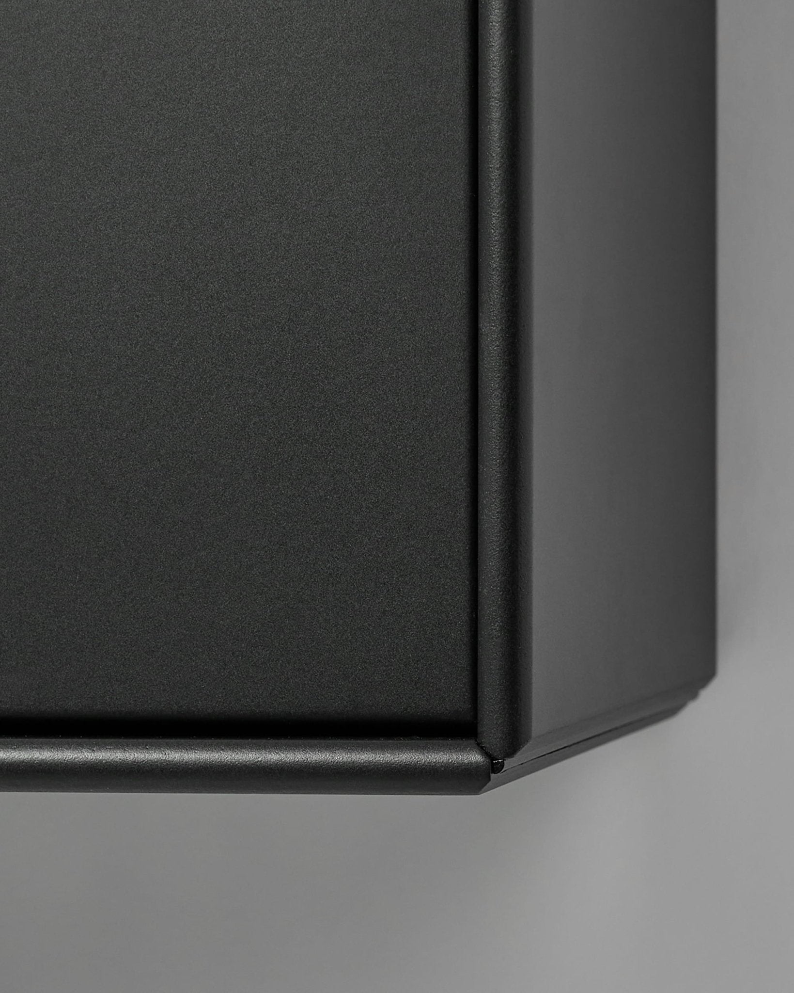 Meuble TV « Arka » de WoodUpp en métal noir mat, présenté en gros plan sur un fond gris clair. Son design nordique sharmonise parfaitement avec les collections de panneaux acoustiques en bois.