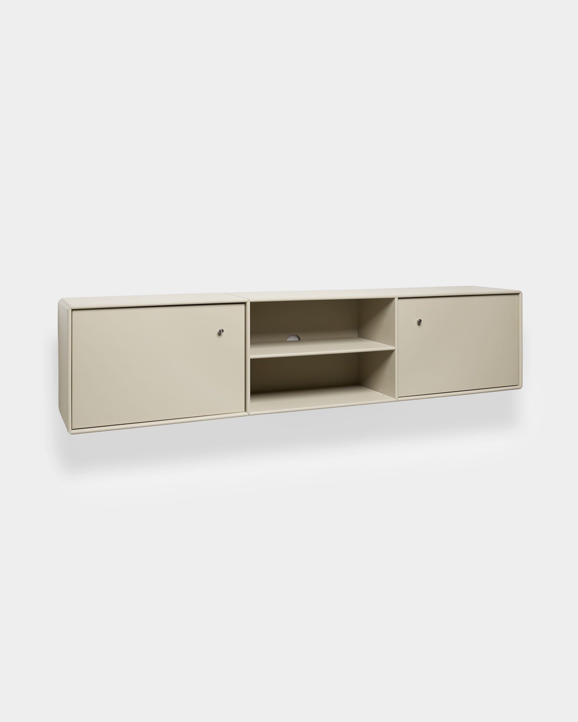 Meuble TV « Arka » beige de WoodUpp, au design modulaire, comprenant deux meubles fermés, des étagères centrales ouvertes et un système intégré de rangement des câbles pour un rangement organisé de vos équipements multimédias.
