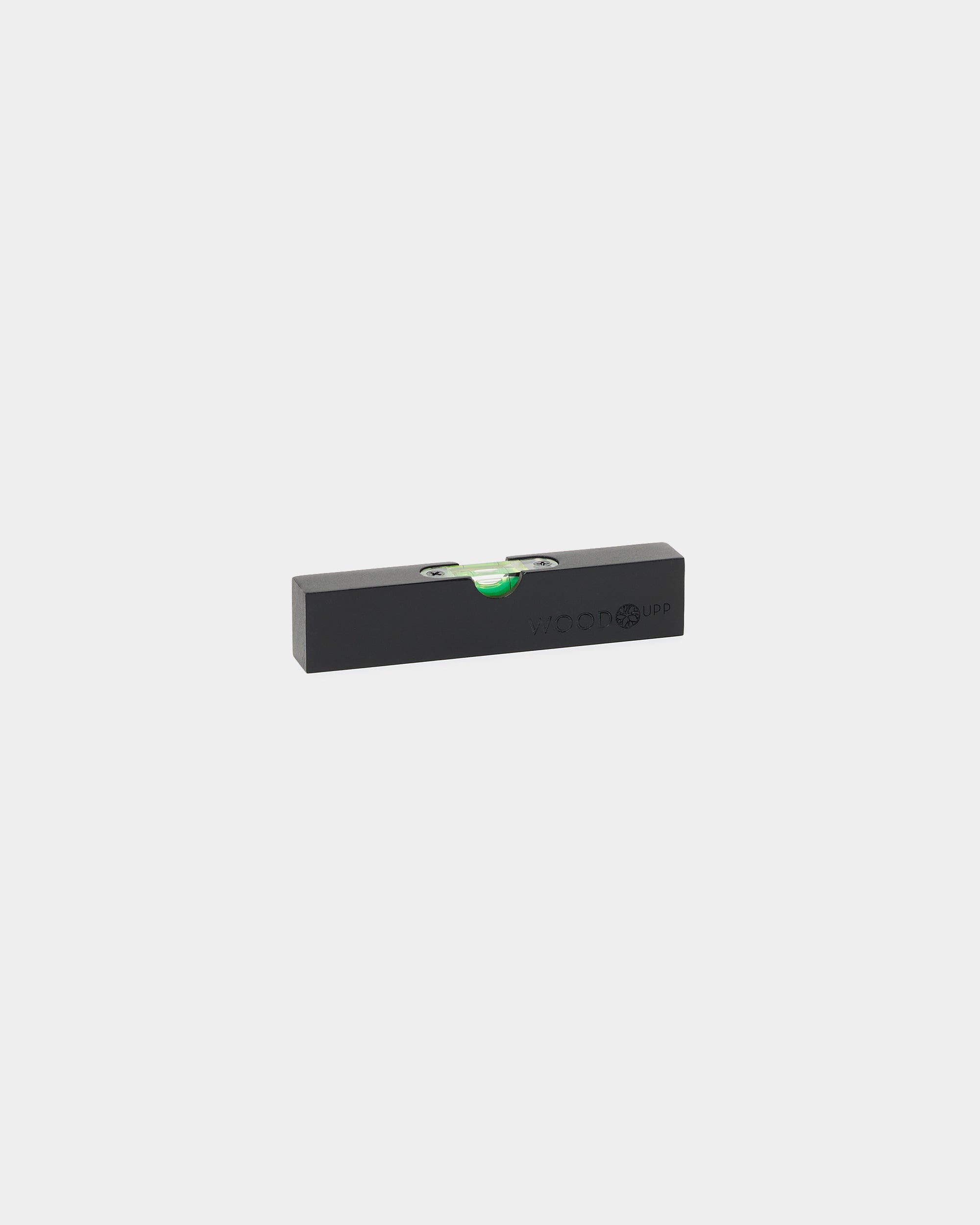 Niveau à bulle Black WoodUpp (15 x 3,2 cm) avec fiole verte, conçu pour l’installation précise de Akupanel ou d’autres panneaux acoustiques et accessoires WoodUpp.