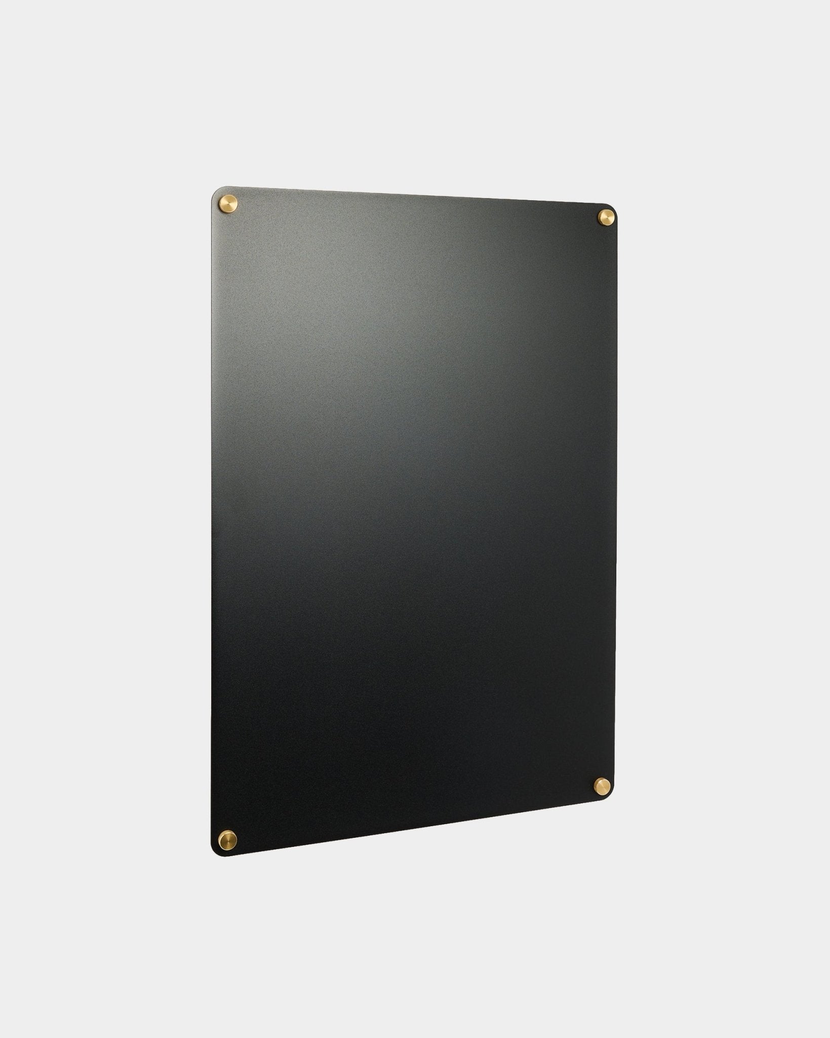 Large black Norr tableau magnétique de WoodUpp, issu de leur collection d’accessoires CREATE, fixé sur un mur gris clair.