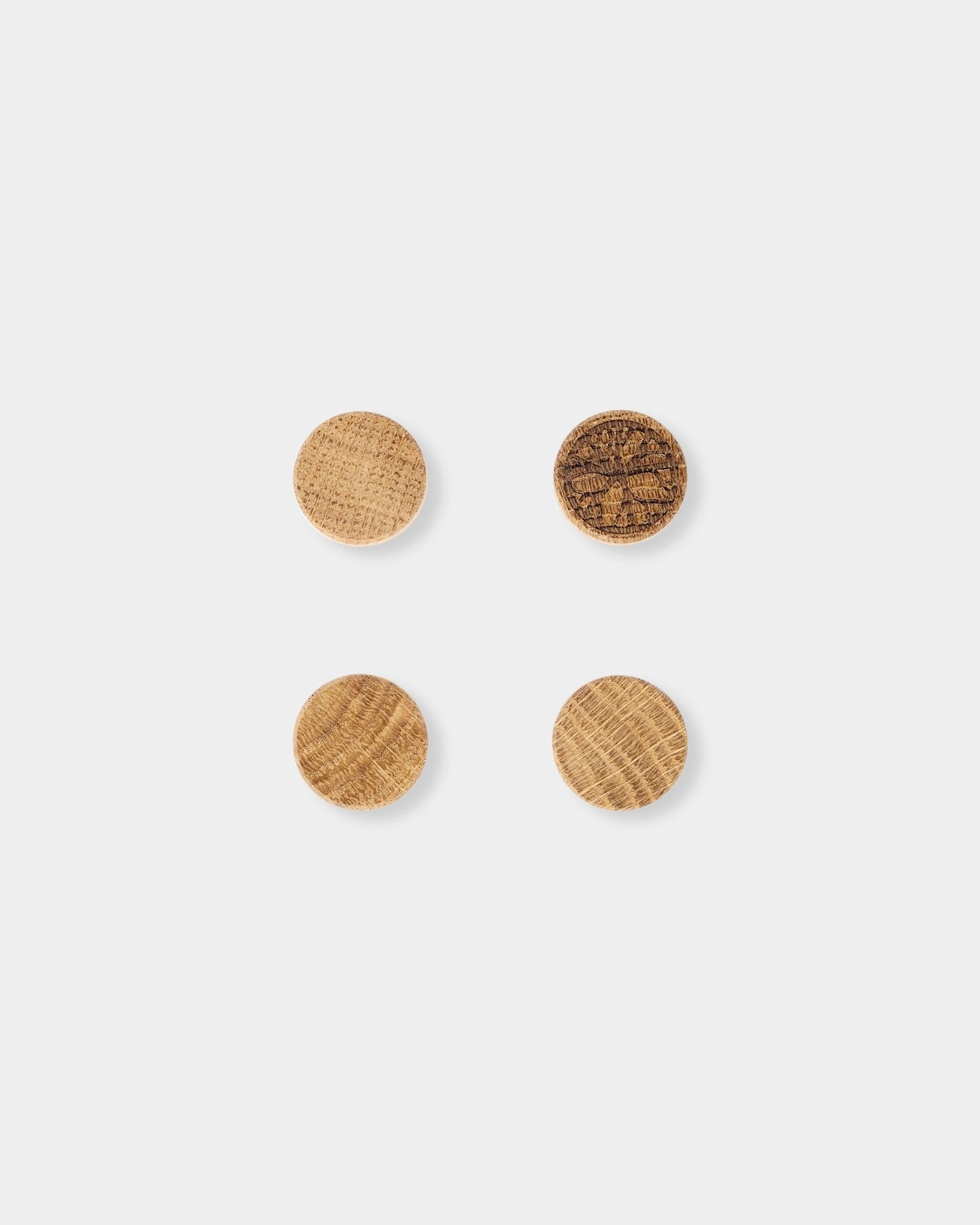 Set de 4 aimants WoodUpp Norr en natural oak, avec un veinage du bois bien visible, conçus comme accessoires pour le Norr Magnetic Panneau acoustique.