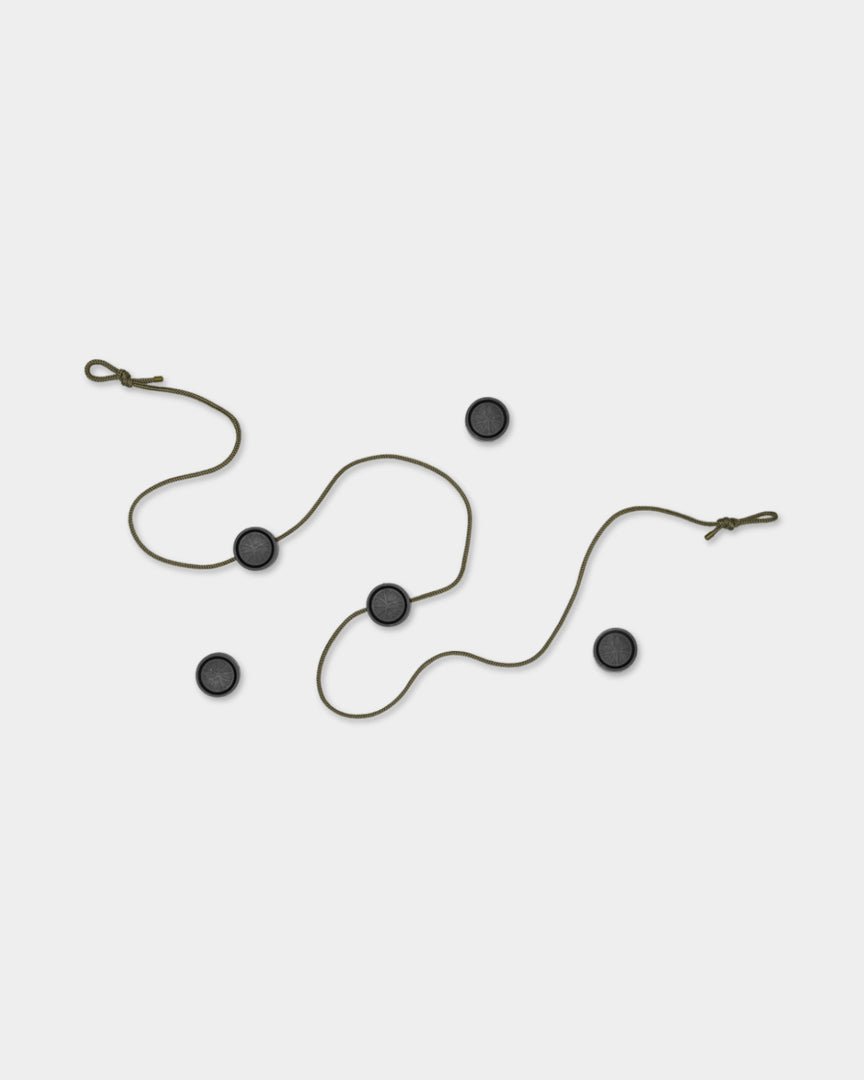 Le Vindar | Gallery String de WoodUpp est doté d’un cordon brown avec des clips magnétiques et quatre pastilles black, présenté sur un fond gris clair.