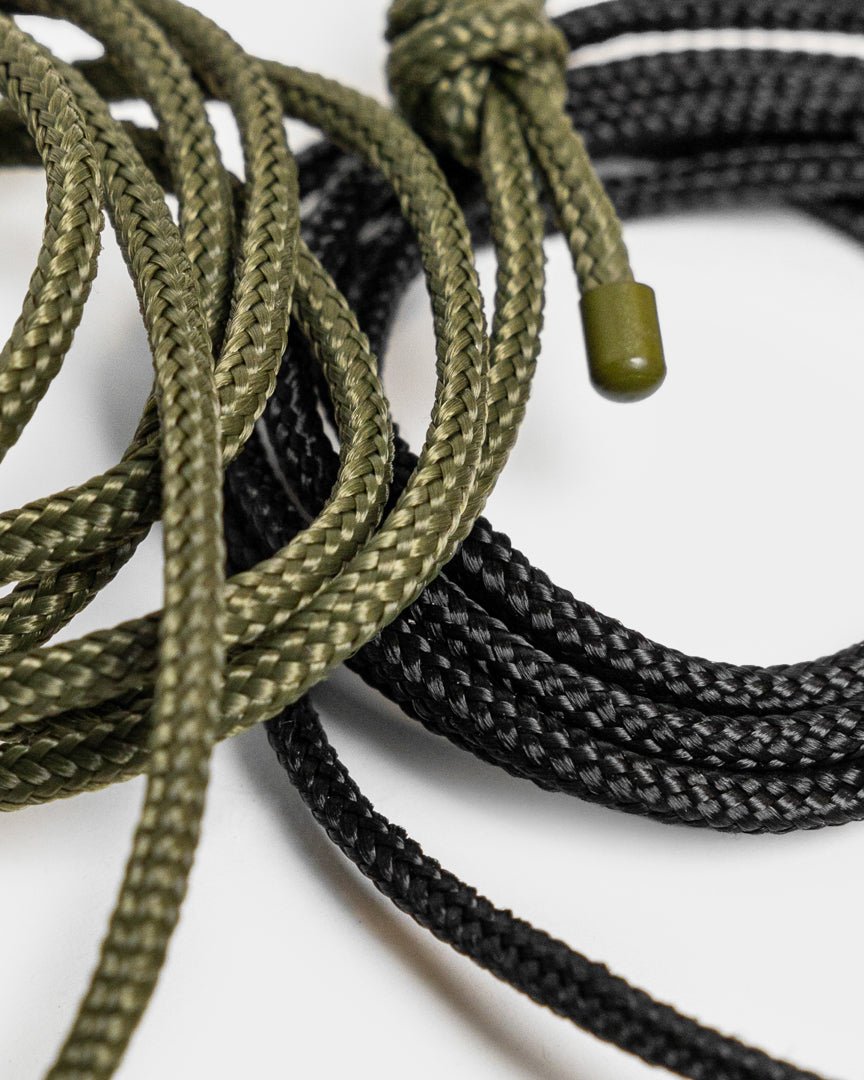 Vindar | Gallery String de WoodUpp : corde tressée verte et black avec embouts en plastique, présentée à côté d’une corde de suspension photo sur un fond blanc.