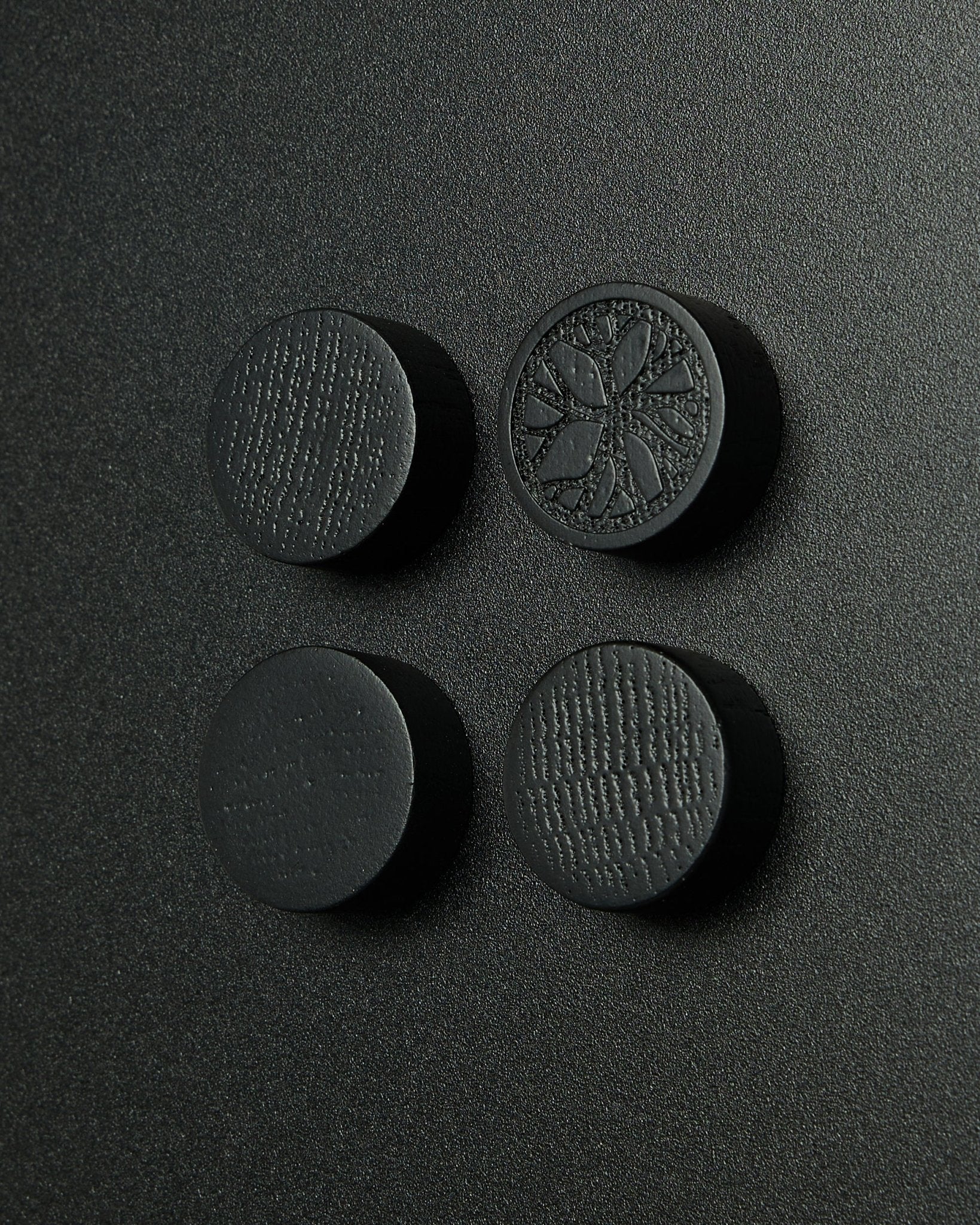 Lot de 4 aimants ronds black oak de WoodUpp, conçus pour le tableau magnétique Norr. Finition mate avec une subtile texture bois. Conviennent comme accessoires Akupanel.