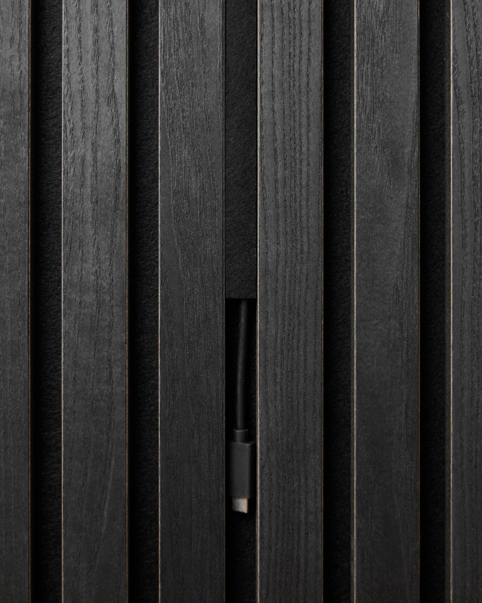Les cache-câbles Pop-on WoodUpp Black (3 pcs) dissimulent proprement les câbles derrière les panneaux acoustiques en bois Akupanel, pour préserver un style nordique épuré et homogène.