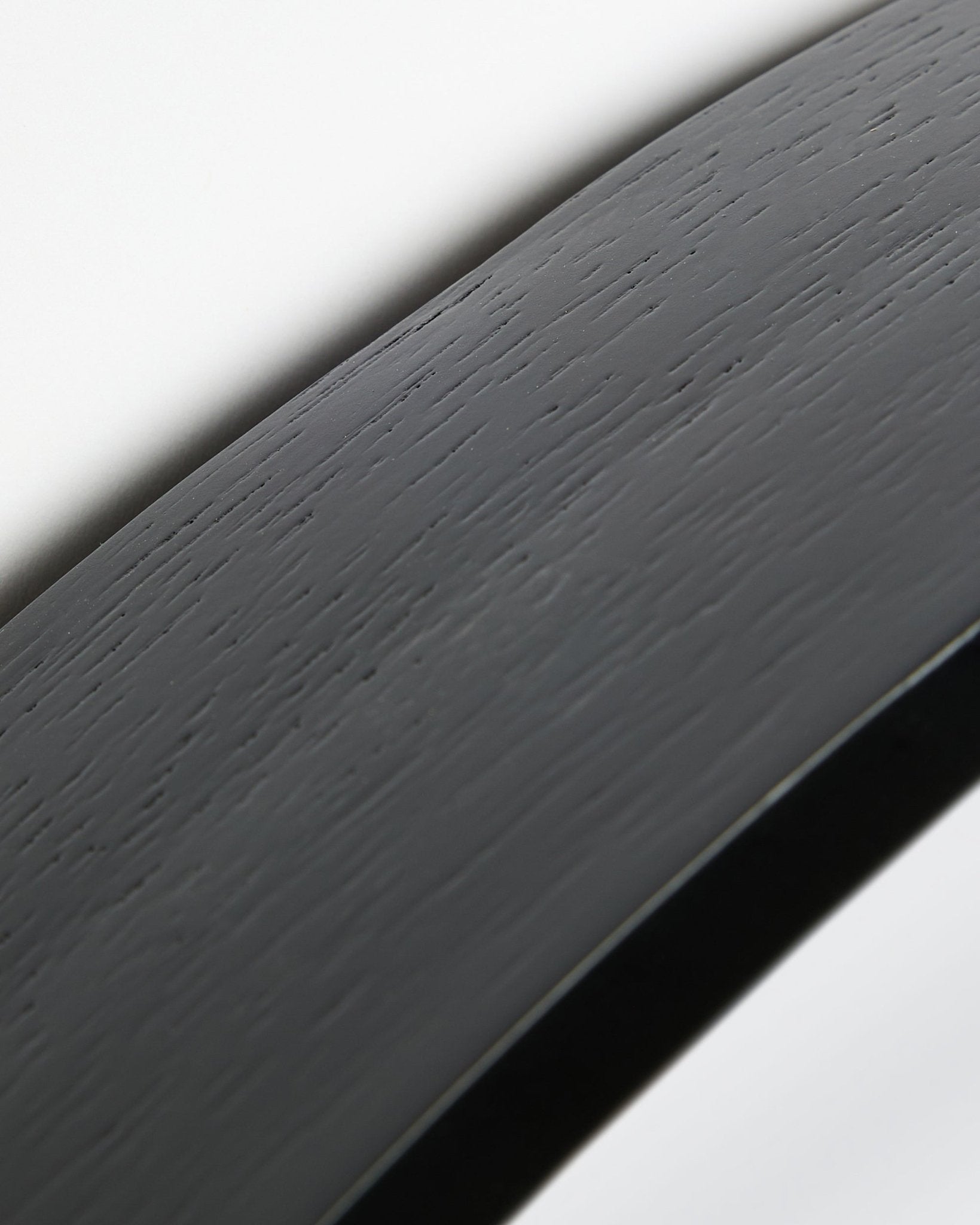 Gros plan du Linn | Mirror / Black Oak Panneau acoustique de WoodUpp, avec surface black oak courbe et cadre, sur fond blanc.