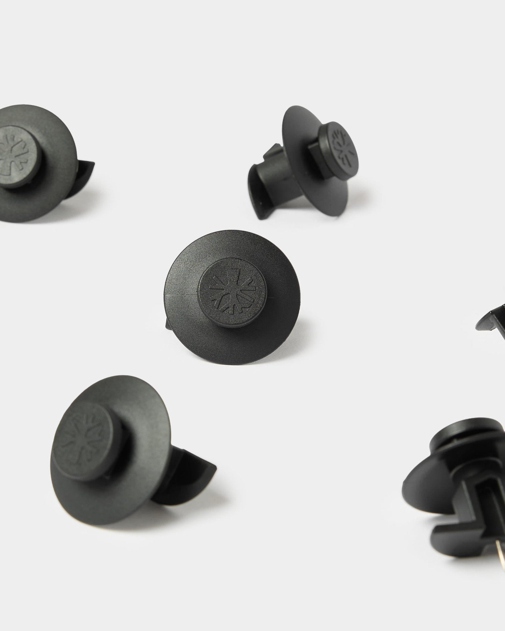 Lot de 10 fixations « Dupps » noires de la marque WoodUpp, compatibles avec les panneaux acoustiques Akupanel pour une fixation solide. Symboles en relief sur du plastique résistant.
