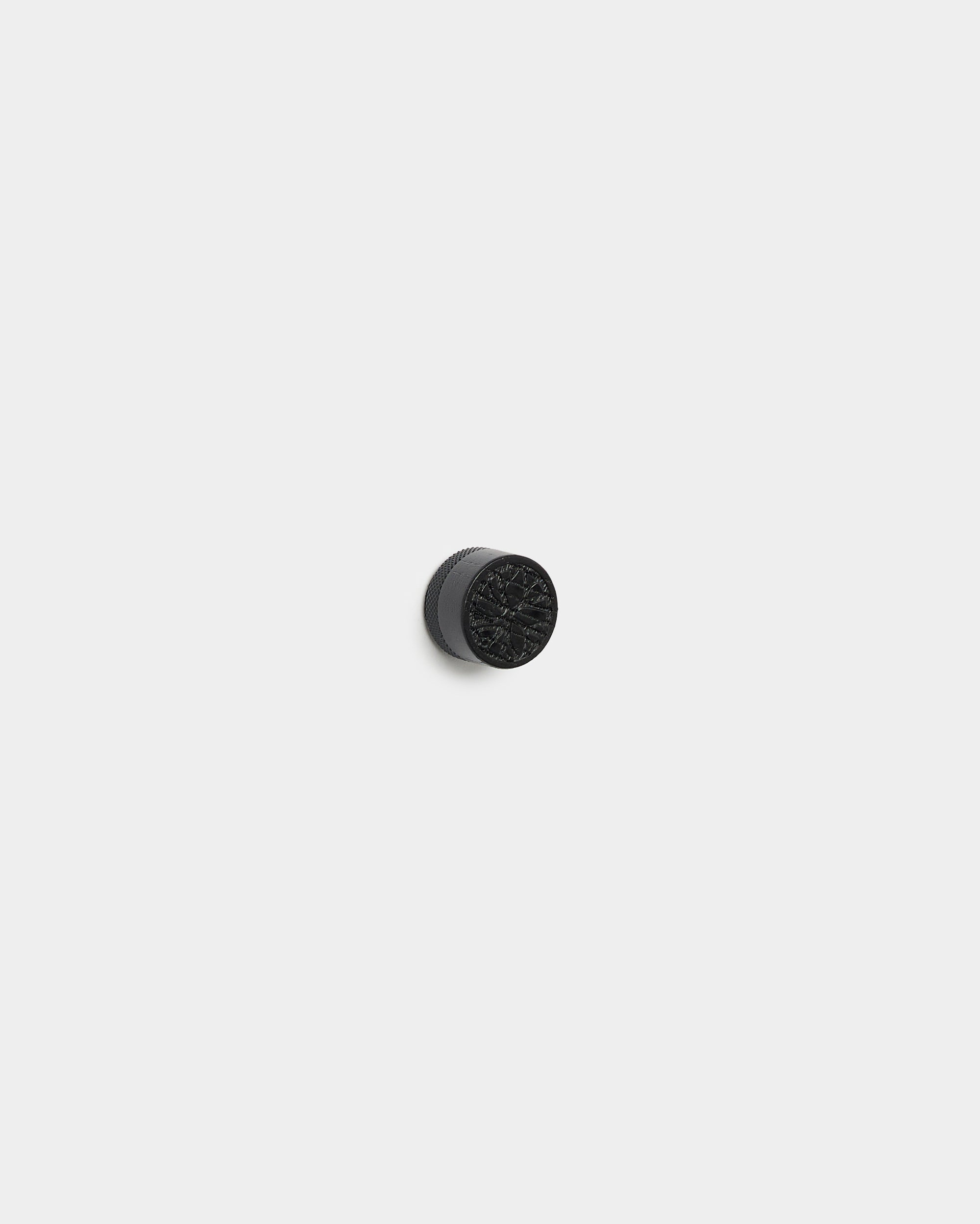 Set de Poster Magnet Norr de WoodUpp avec boutons ronds black oak en small, pour fixer des photos sur un panneau acoustique en bois Akupanel gris clair.
